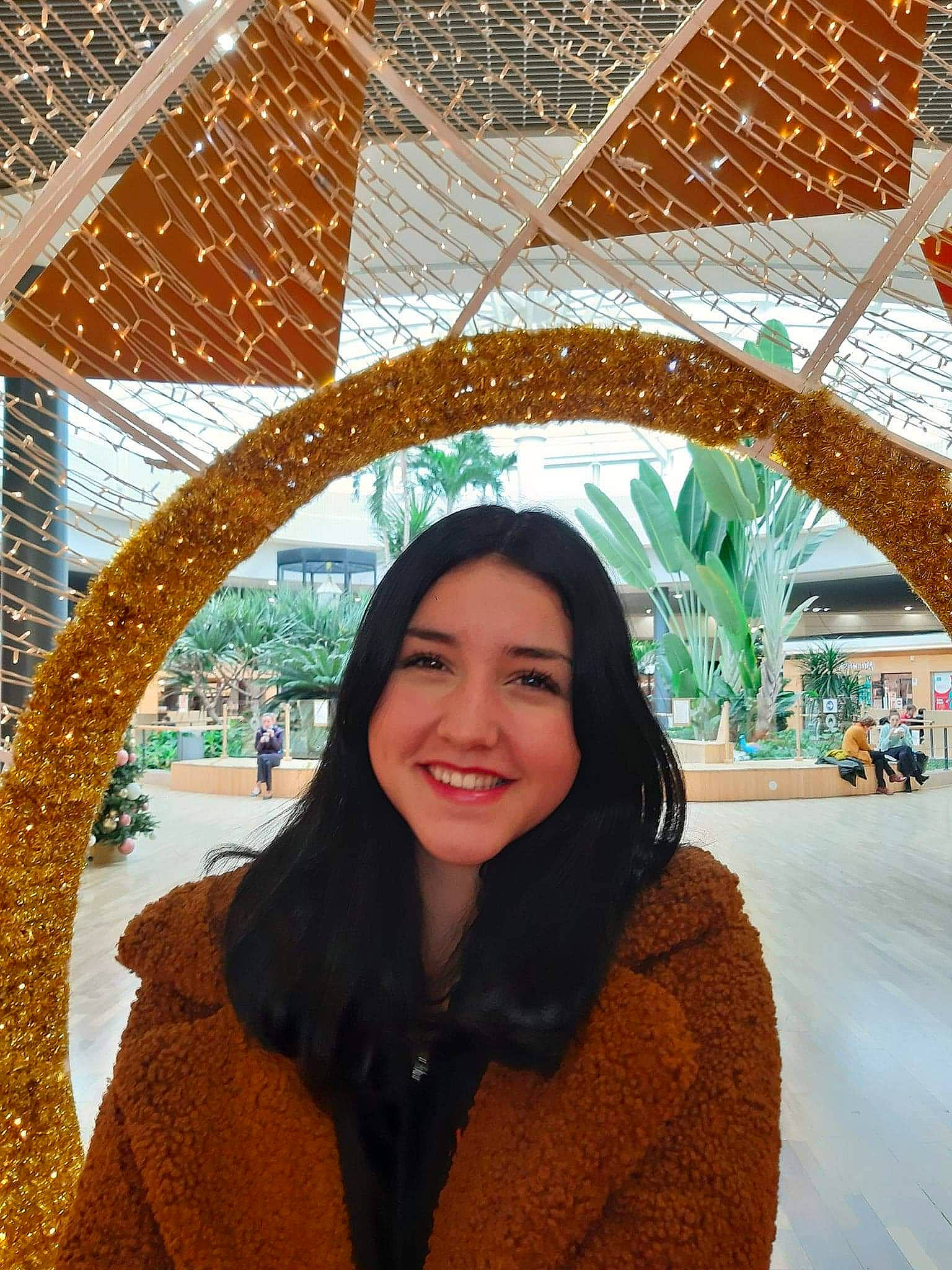 Valentine a rejoint le concours — aidez-le/la à gagner de superbes lots ! black_hair, human, joy, layered_hair, long_hair, person, selfie, smile, travel, vacation