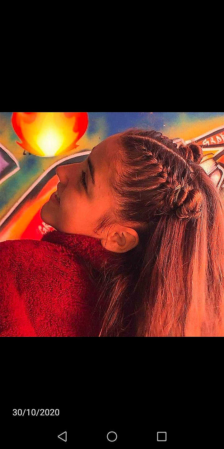 Valentine a rejoint le concours — aidez-le/la à gagner de superbes lots ! artificial_hair_integrations, astronomical_object, braid, brown_hair, dreadlocks, fruit, hair_accessory, hair_coloring, hairstyle, long_hair, peach, person, produce