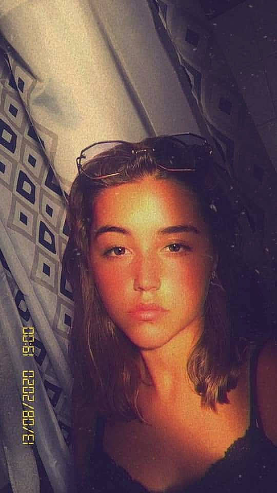 Valentine participe au concours pour gagner de l'argent avec cette photo : black_hair, costume_accessory, eyebrow, feathered_hair, hair_accessory, hairstyle, headpiece, mouth, nose, person, portrait, portrait_photography, self_portrait, selfie