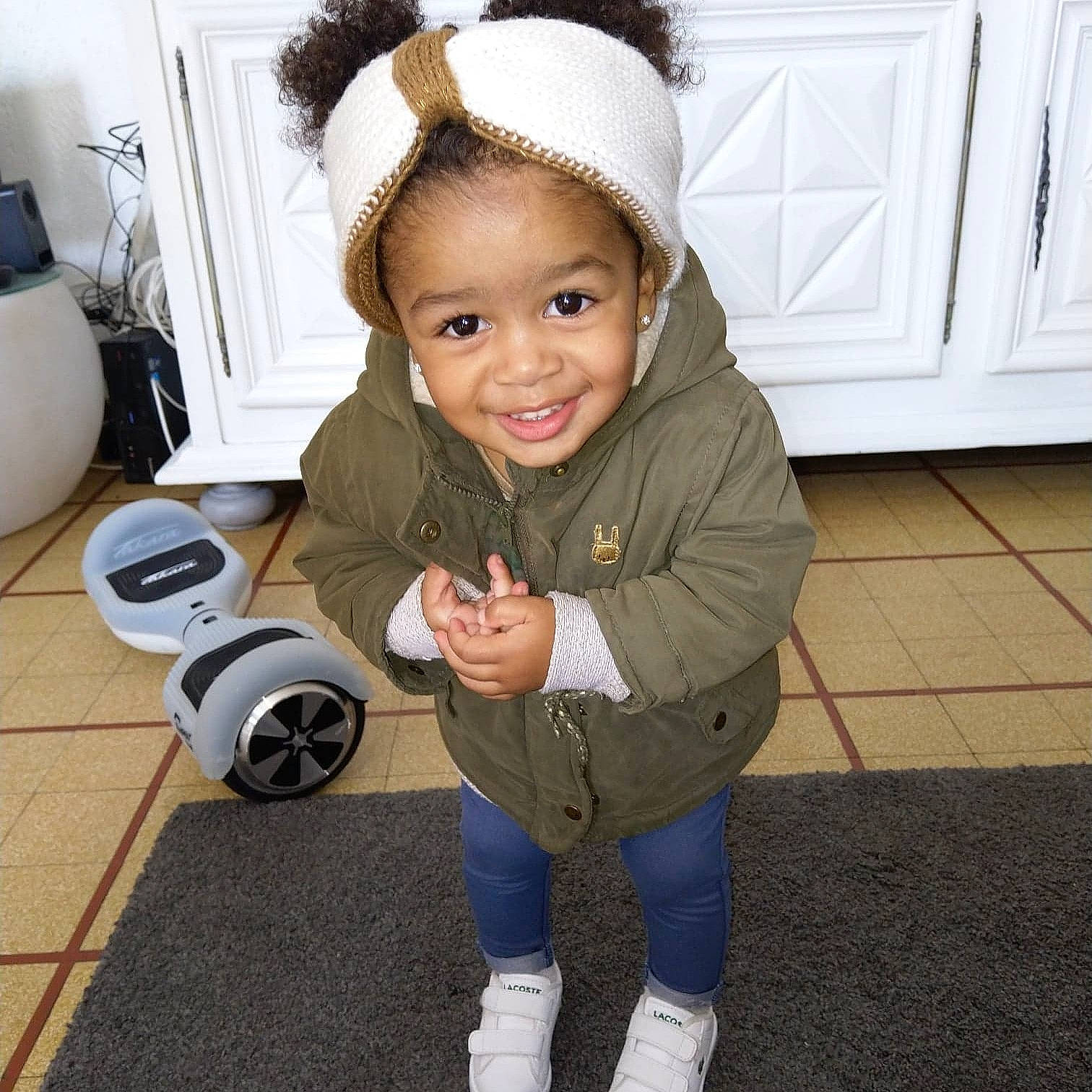 Keylïa participe au concours pour gagner de l'argent avec cette photo : child, fashion_accessory, girl, headgear, joy, outerwear, person, product, sleeve, smile, textile, toddler