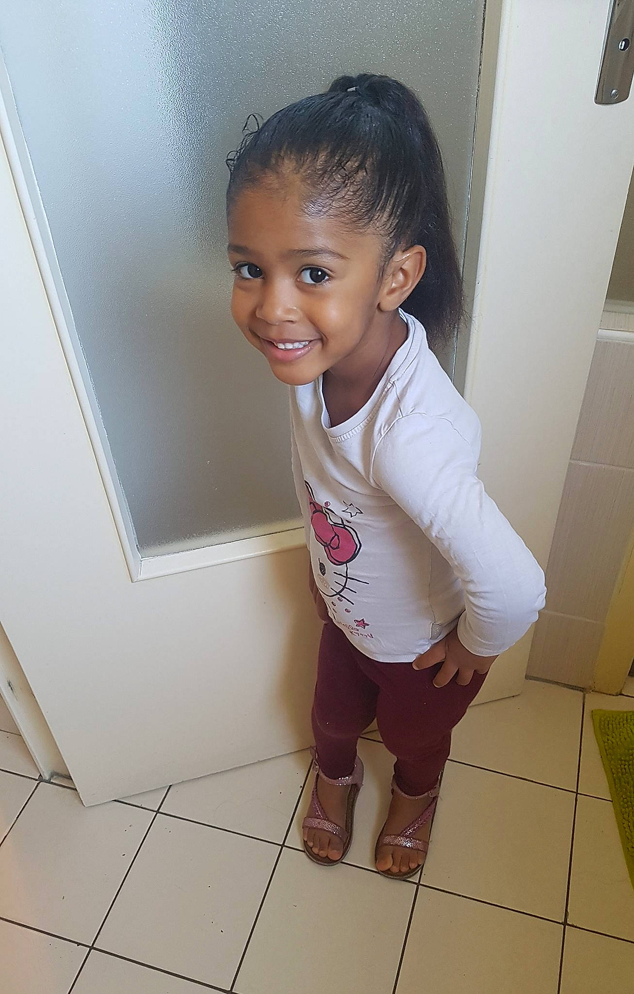 Saïna a rejoint le concours — aidez-le/la à gagner de superbes lots ! child, eye, floor, flooring, fun, girl, hairstyle, joy, leg, person, product, shoulder, skin, smile, standing, toddler, white