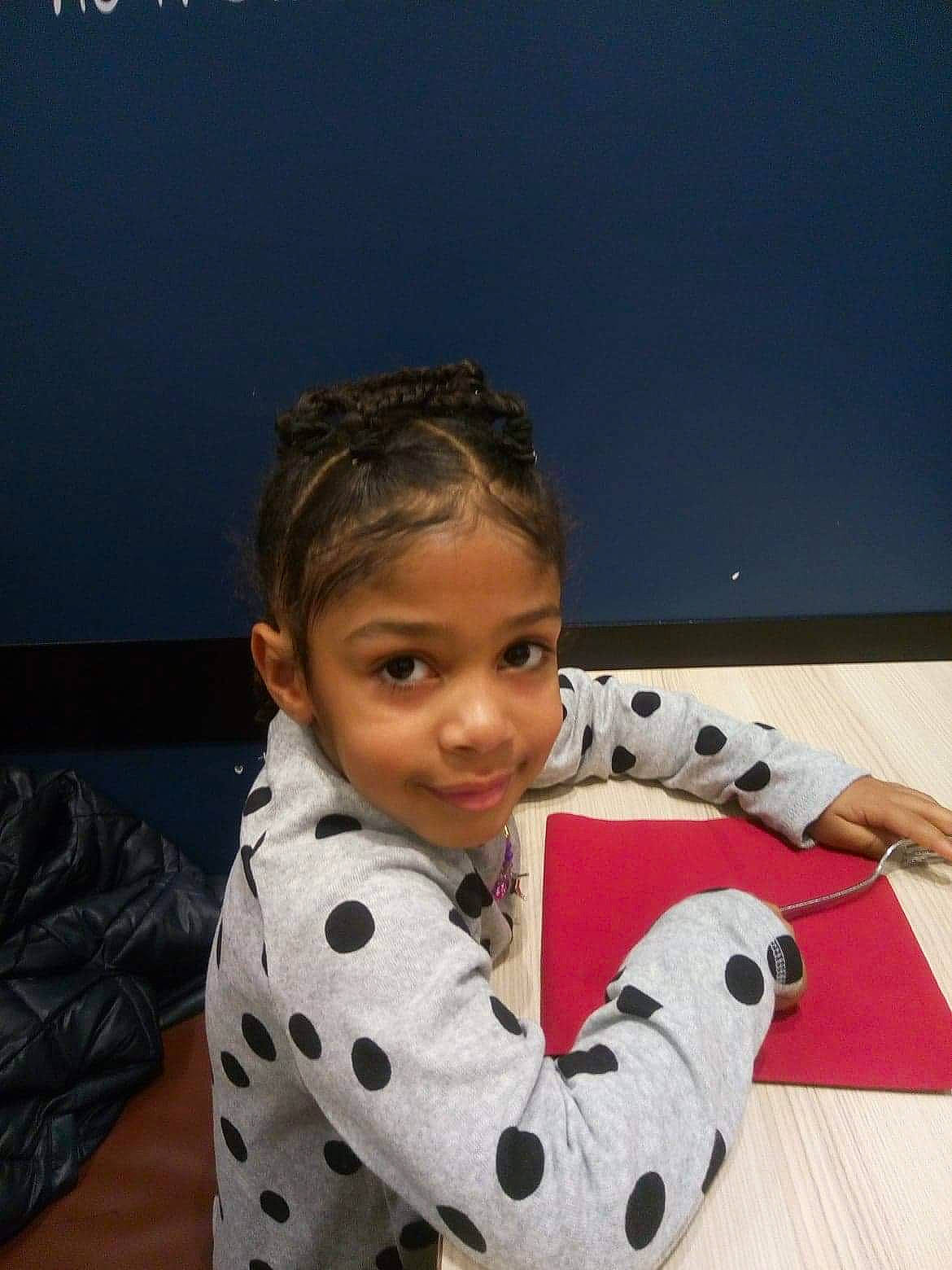 Saïna participe au concours pour gagner de l'argent avec cette photo : arm, child, design, ear, fun, girl, hairstyle, head, joy, organ, pattern, person, play, product, smile, toddler