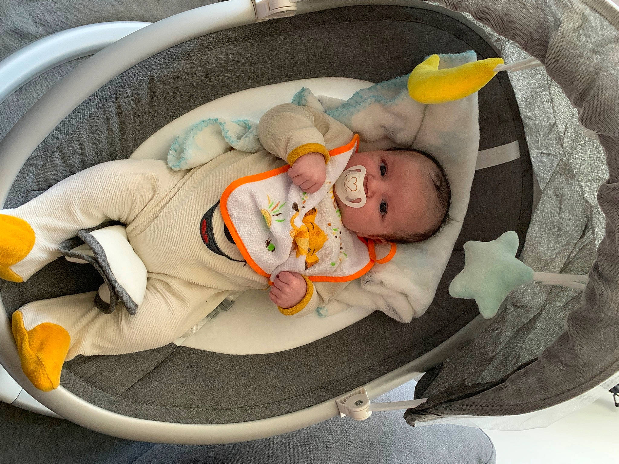 Lio participe au concours pour gagner de l&#x27;argent avec cette photo : auto_part, automotive_design, automotive_exterior, baby, baby_carriage, baby_in_car_seat, baby_products, baby_safety, baby_sleeping, baby_toddler_clothing, baby_toys, car_seat, child, comfort, fashion_accessory, infant_bed, motor_vehicle, person, sitting, toddler