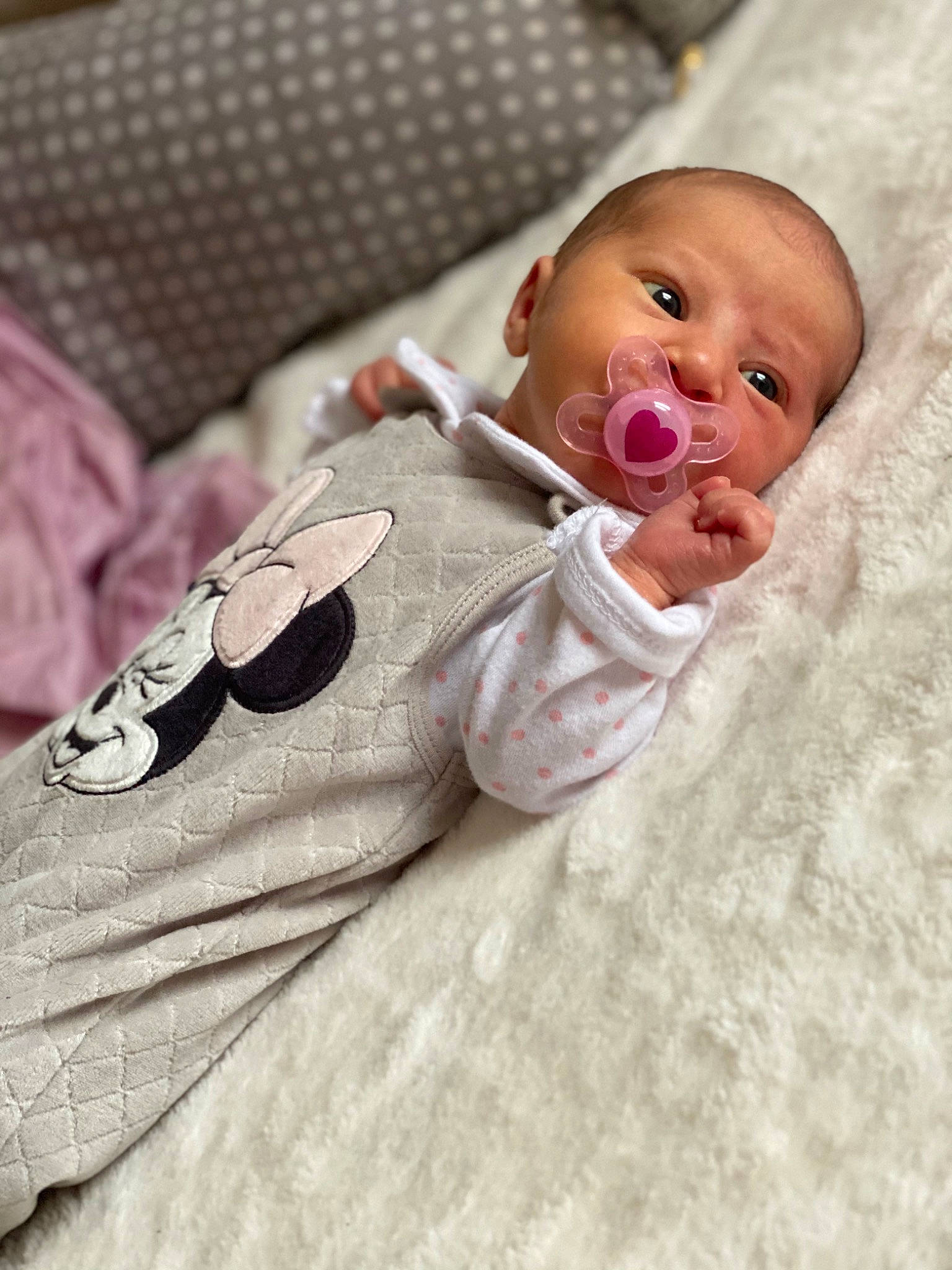 Léane a rejoint le concours — aidez-le/la à gagner de superbes lots ! baby, baby_products, baby_toddler_clothing, cheek, child, comfort, couch, linens, mouth, nose, person, pink, skin, textile, toddler