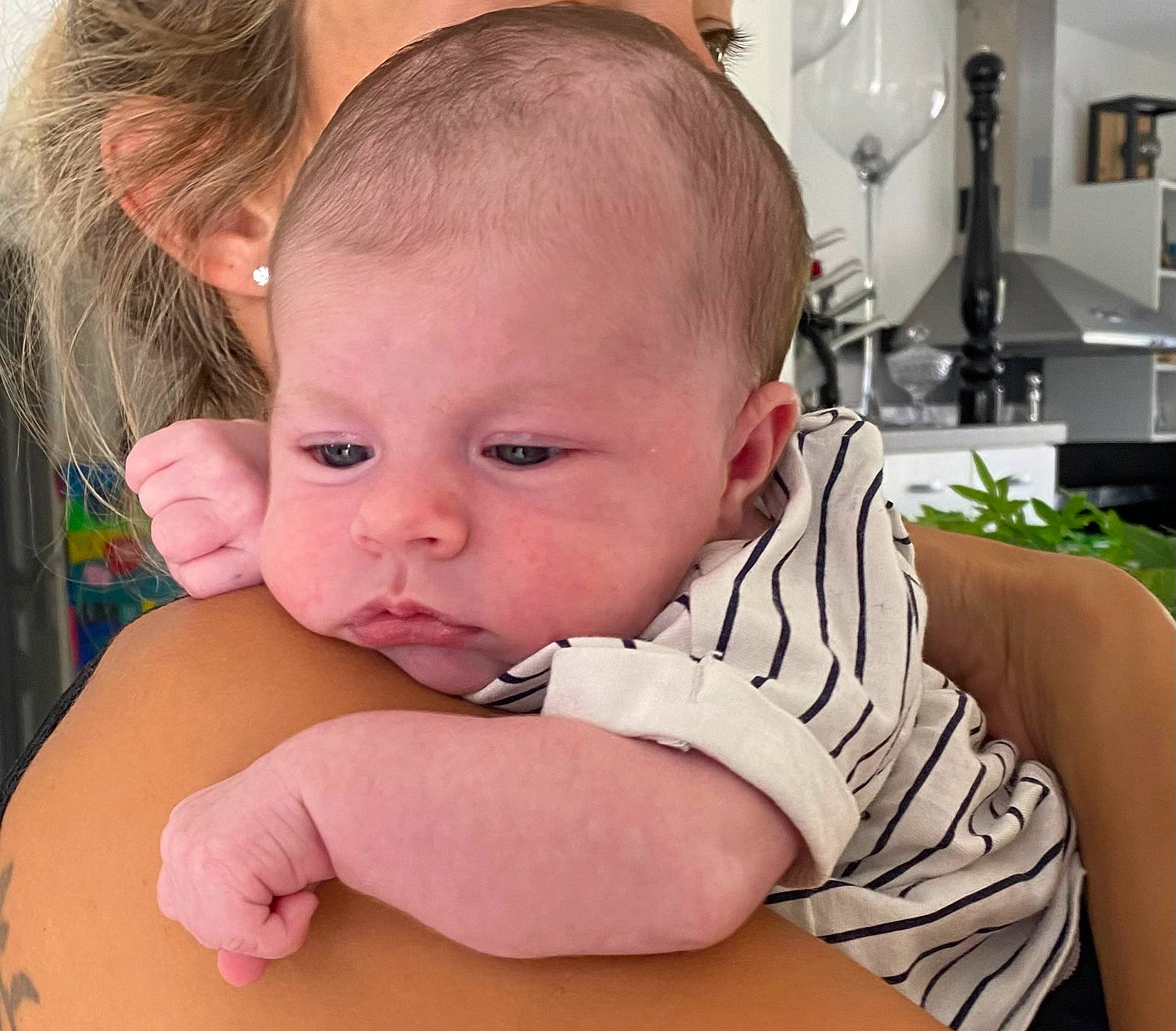 Lexy participe au concours pour gagner de l'argent avec cette photo : baby, baby_toddler_clothing, cheek, chin, comfort, ear, eyebrow, eyelash, finger, gesture, happy, interaction, iris, joint, lip, mouth, neck, nose, person, skin