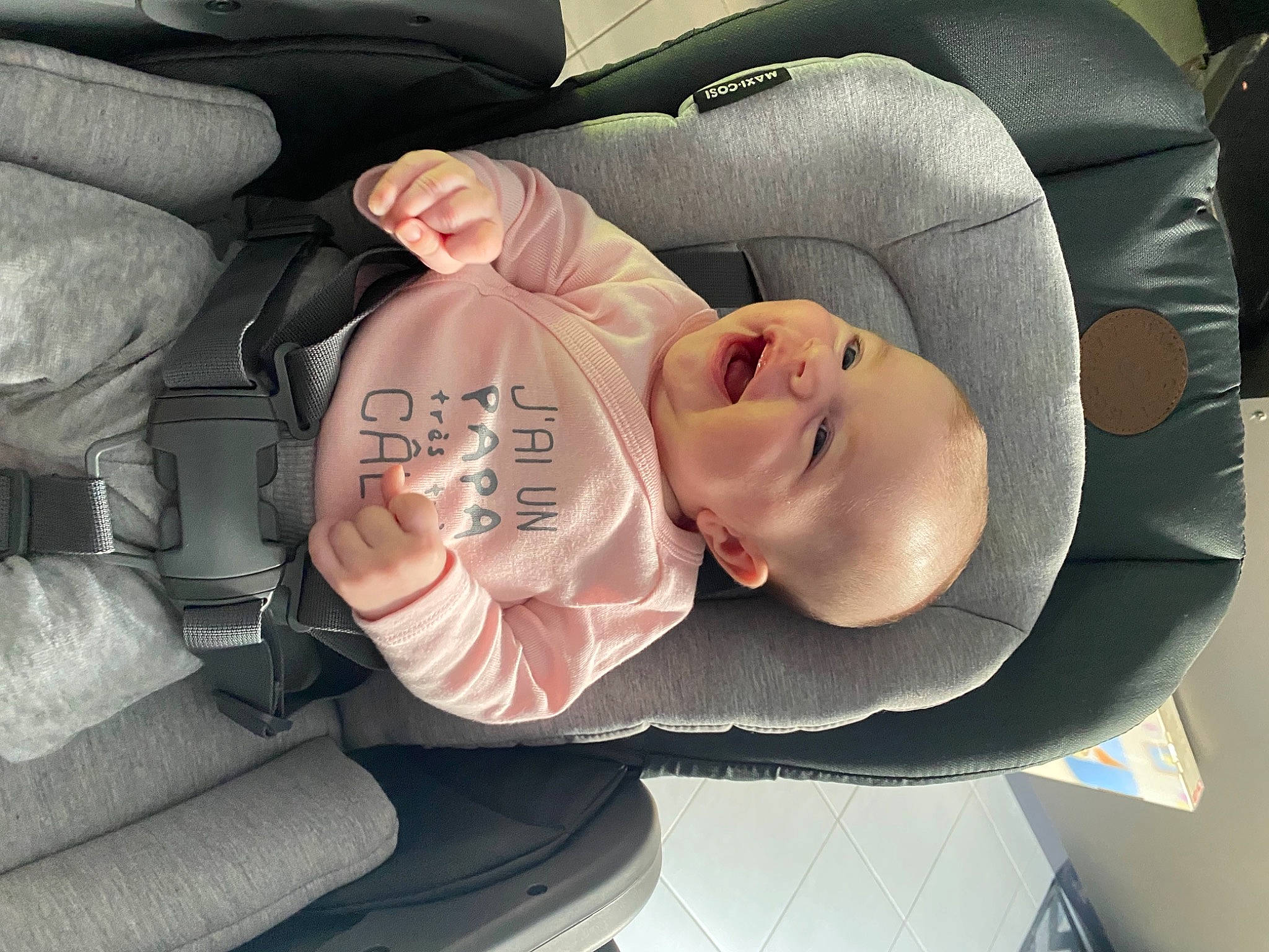 Lexy a rejoint le concours — aidez-le/la à gagner de superbes lots ! auto_part, automotive_design, baby, baby_carriage, baby_products, baby_toddler_clothing, car_seat, carmine, child, comfort, finger, hat, head, helmet, nail, person, seat_belt, service, smile, toddler