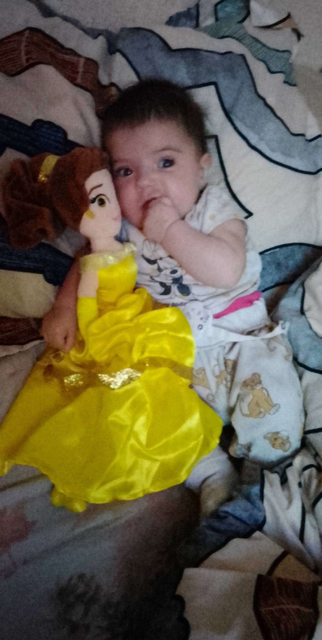 Chelseana a rejoint le concours — aidez-le/la à gagner de superbes lots ! baby, baby_products, baby_toddler_clothing, cheek, child, comfort, fun, fur, happy, lap, linens, person, plastic_bag, room, sitting, skin, smile, stuffed_toy, toddler, toy