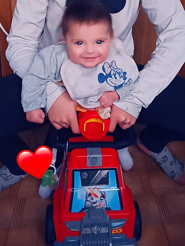 Chelseana a rejoint le concours — aidez-le/la à gagner de superbes lots ! arm, baby, baby_toddler_clothing, child, comfort, face, fun, happy, joy, lap, orange, organ, person, product, red, riding_toy, sleeve, smile, toddler, toy