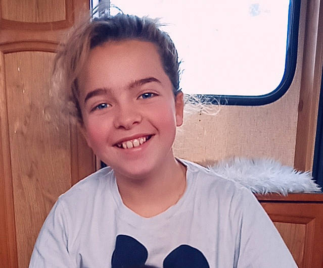 Amélya a rejoint le concours — aidez-le/la à gagner de superbes lots ! blue, cheek, chin, eyebrow, face, facial_expression, forehead, head, jaw, joy, lip, mouth, neck, nose, organ, person, shoulder, skin, sleeve, smile