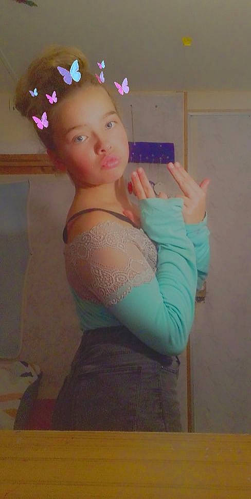 Amélya a rejoint le concours — aidez-le/la à gagner de superbes lots ! abdomen, bridal_accessory, chest, child, ear, elbow, eyelash, face, fashion_accessory, headband, headpiece, jewellery, magenta, pattern, person, petal, pink, purple, sportswear, thigh