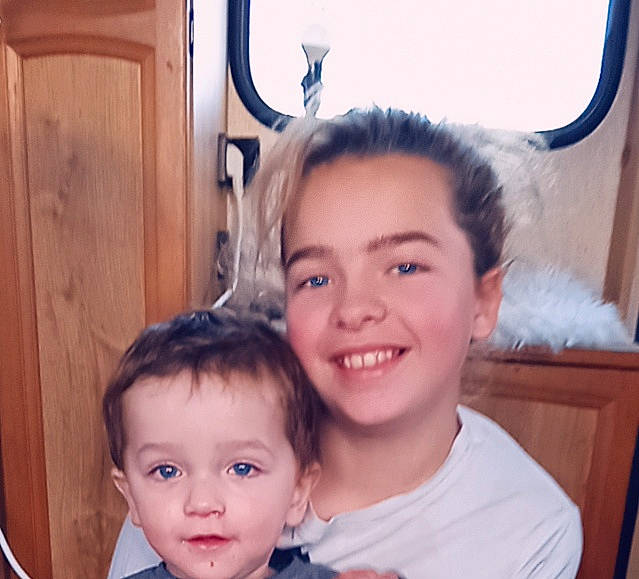 Amélya participe au concours pour gagner de l'argent avec cette photo : cheek, chin, ear, eye, eyebrow, face, facial_expression, forehead, hair, hairstyle, happy, head, iris, joy, mouth, nose, person, skin, smile, standing