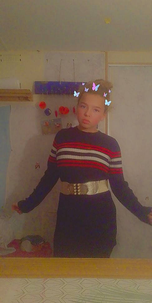 Amélya participe au concours pour gagner de l'argent avec cette photo : art, belt, elbow, eyewear, fashion_accessory, fashion_design, flooring, fun, gesture, knee, paint, pattern, person, personal_protective_equipment, plaster, room, shoulder, sleeve, t_shirt, visual_arts