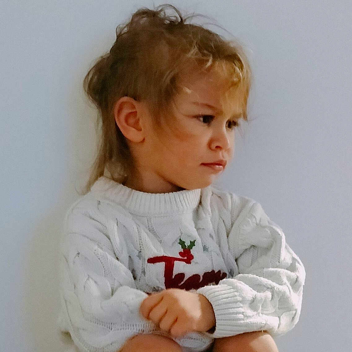 Henda a rejoint le concours — aidez-le/la à gagner de superbes lots ! bodypart, child, clothing, diaper, face, female, finger, girl, hair, hand, happy, head, knitwear, person, photography, portrait, sad, sitting, sleeve, sweater