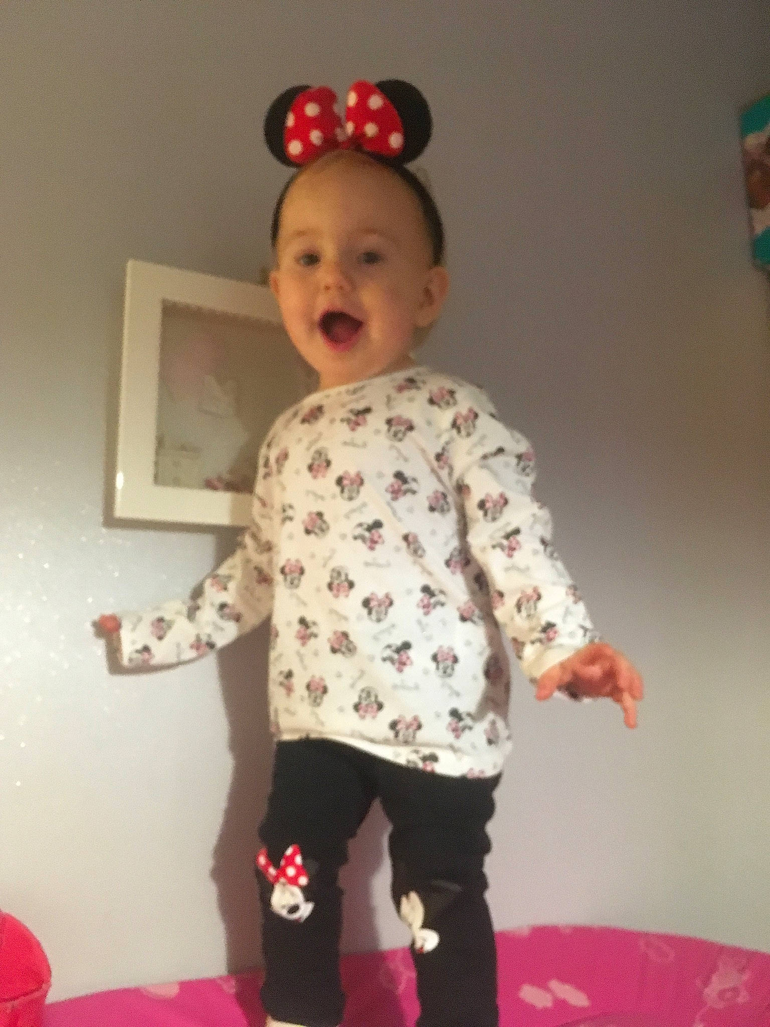 Camille participe au concours pour gagner de l'argent avec cette photo : baby_toddler_clothing, child, costume, pajamas, person, pink, skin, sleeve, smile, standing, t_shirt, toddler