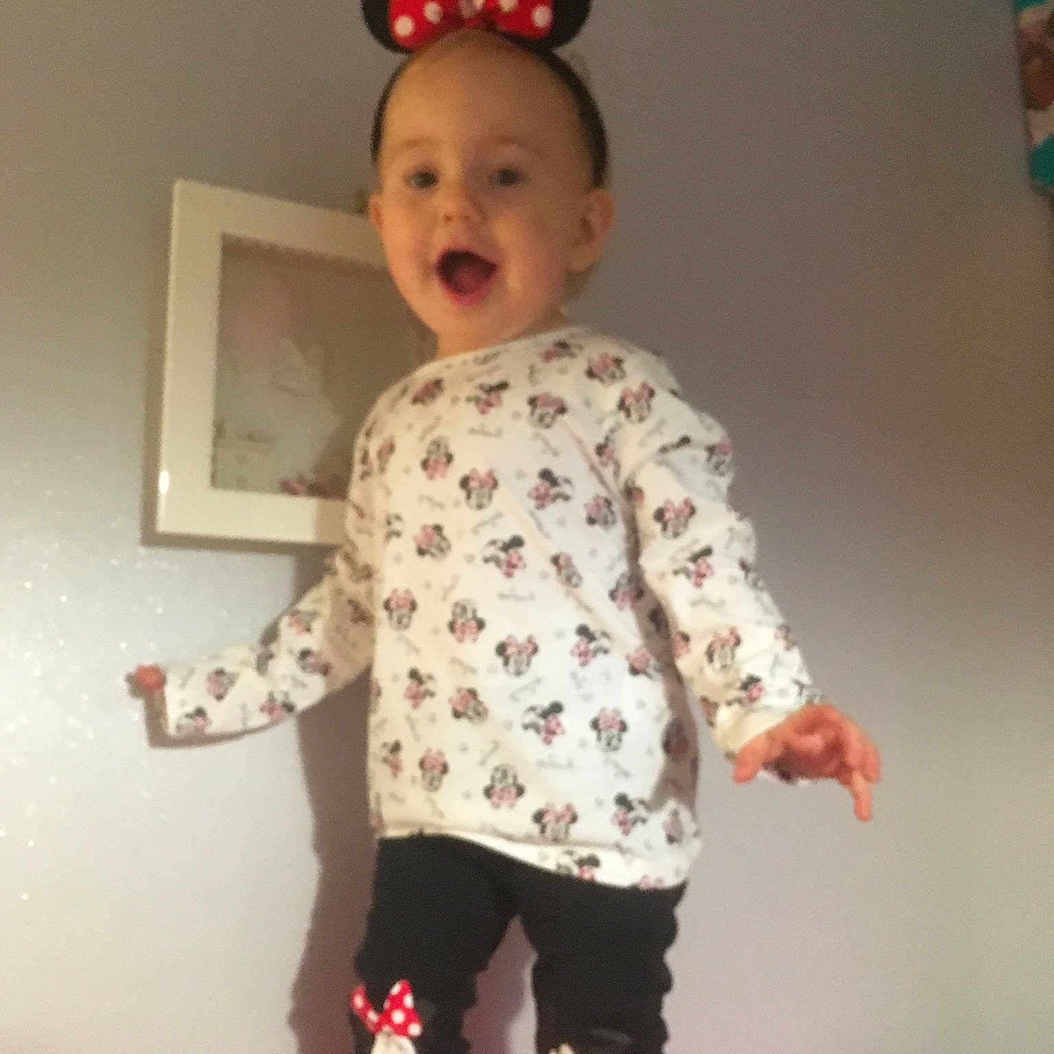 Camille participe au concours pour gagner de l'argent avec cette photo : baby_toddler_clothing, child, costume, pajamas, person, pink, skin, sleeve, smile, standing, t_shirt, toddler