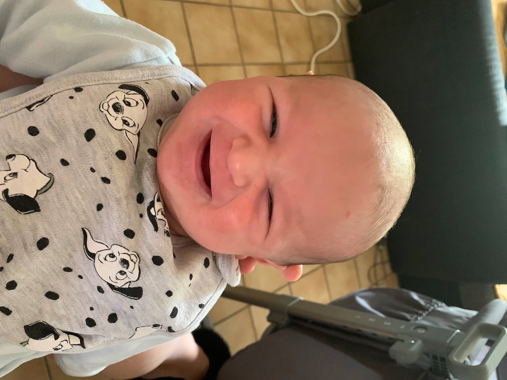 Léo participe au concours pour gagner de l'argent avec cette photo : baby, baby_toddler_clothing, cheek, child, chin, clothing, comfort, eye, face, facial_expression, head, headgear, mouth, neck, nose, person, skin, sleeve, smile, toddler