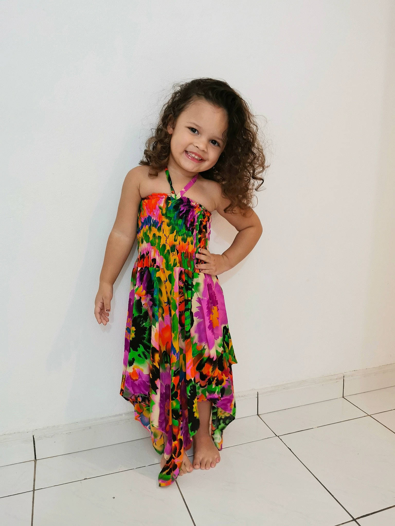 Rivière Nelly participe au concours pour gagner de l'argent avec cette photo : child, child_model, clothing, day_dress, dress, fashion_design, joy, one_piece_garment, pattern, person, photo_shoot, thigh, toddler, waist, yellow