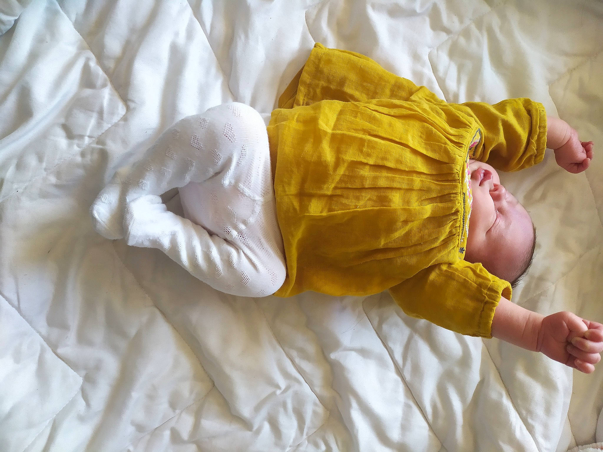 Camila a rejoint le concours — aidez-le/la à gagner de superbes lots ! bed_sheet, child, comfort, linens, nap, person, sleep, textile, yellow