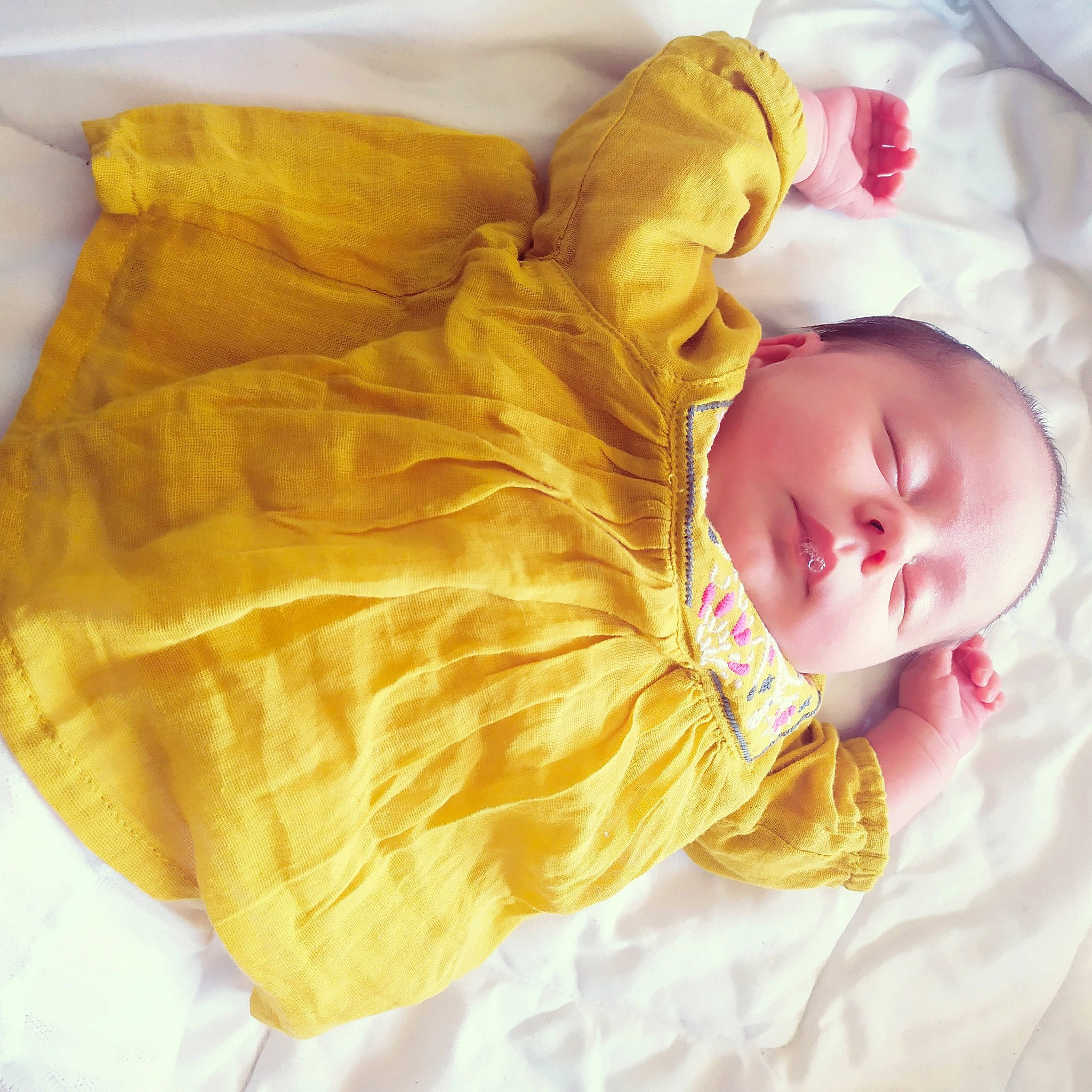 Camila a rejoint le concours — aidez-le/la à gagner de superbes lots ! baby, baby_sleeping, child, nap, outerwear, person, sleep, textile, toddler, yellow