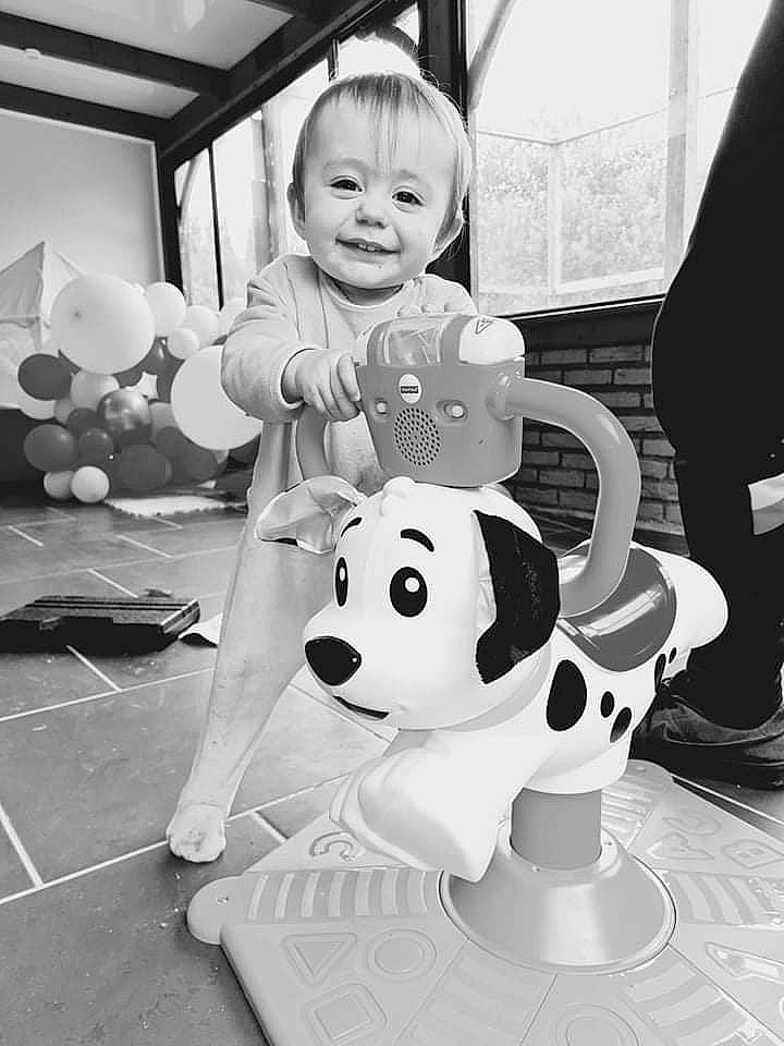 Camila a rejoint le concours — aidez-le/la à gagner de superbes lots ! baby_toddler_clothing, black, black_and_white, child, companion_dog, dog, eye, fun, happy, joy, monochrome, monochrome_photography, person, photograph, recreation, smile, snapshot, standing, style, toddler