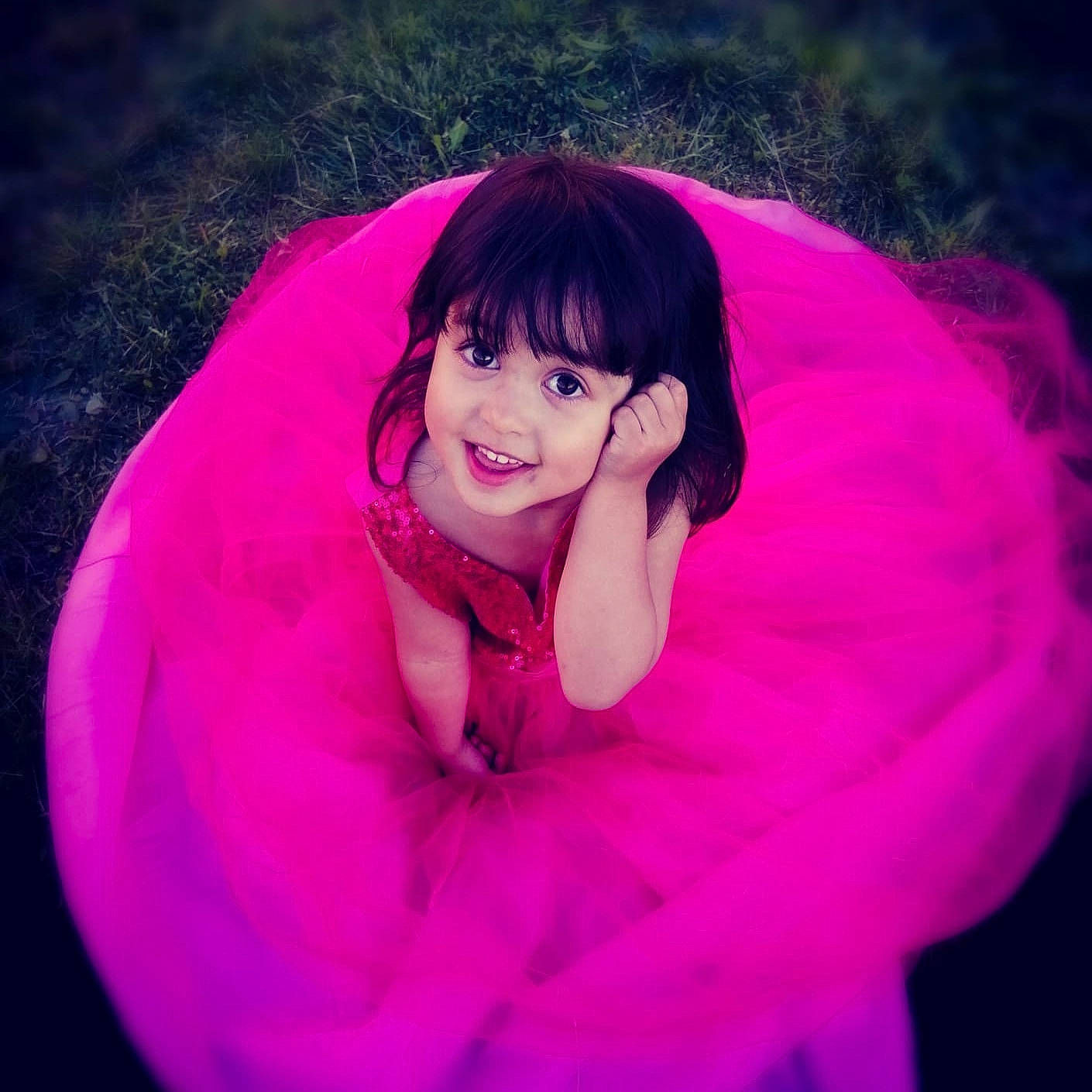 Mélodie a rejoint le concours — aidez-le/la à gagner de superbes lots ! arm, bangs, black_hair, electric_blue, eyebrow, eyelash, fashion_accessory, flash_photography, grass, happy, human_body, jacket, joy, lip, long_hair, magenta, person, petal, pink, purple