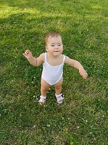 Athéna participe au concours pour gagner de l'argent avec cette photo : baby, baby_toddler_clothing, eye, finger, fun, gesture, grass, grass_family, grassland, hand, happy, head, lawn, meadow, people_in_nature, person, plant, shorts, terrestrial_plant, thumb