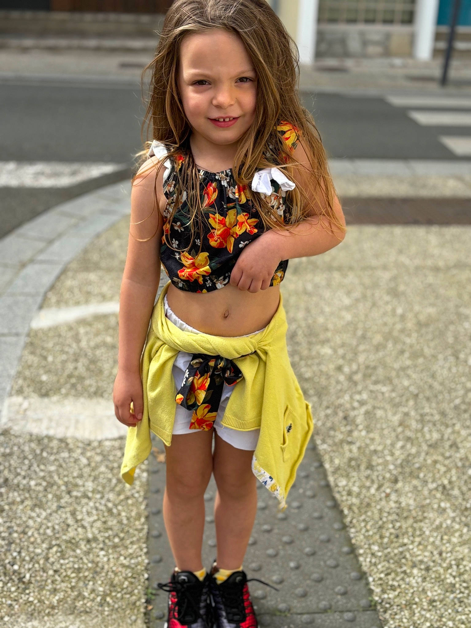 Kiara participe au concours pour gagner de l'argent avec cette photo : bag, blond, eye, eyewear, face, fashion_design, footwear, happy, head, human_leg, jewellery, joy, knee, leg, long_hair, pattern, person, smile, thigh, toddler