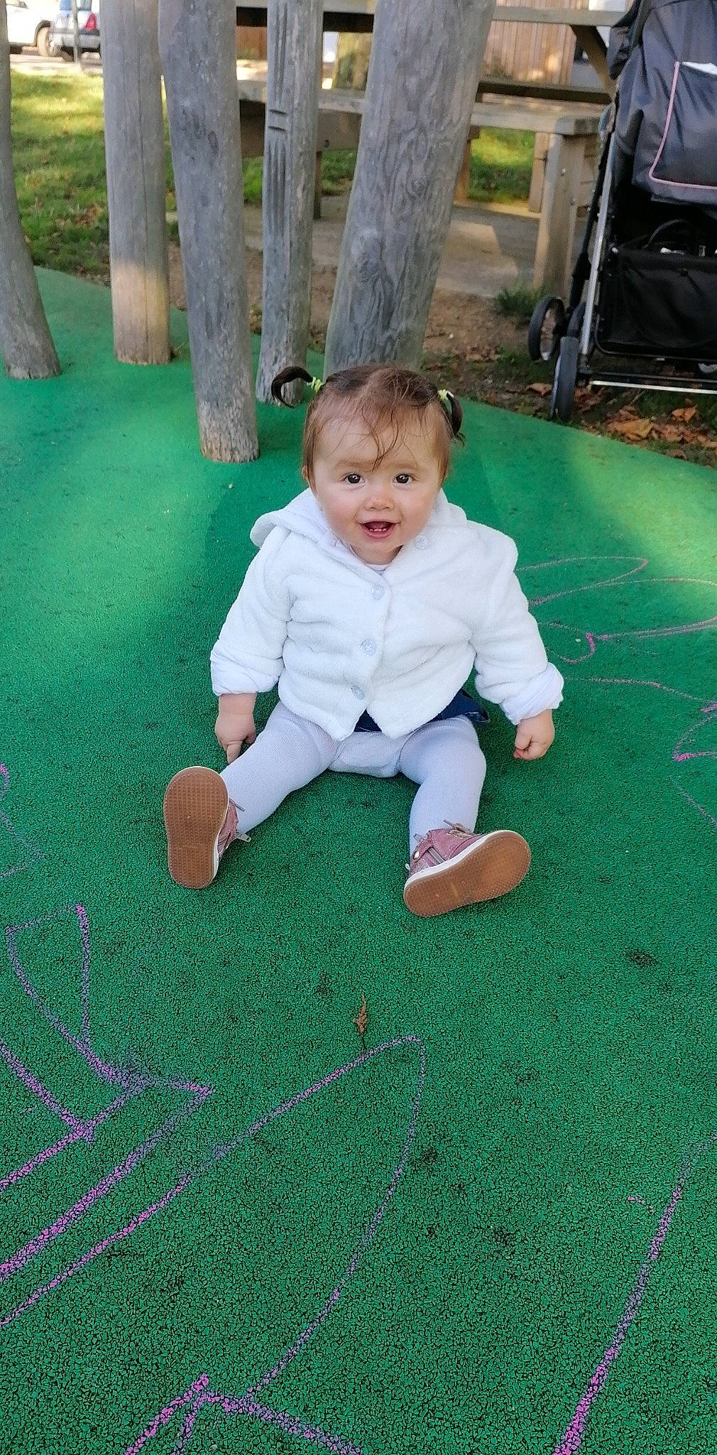 Kaëly participe au concours pour gagner de l'argent avec cette photo : baby, baby_toddler_clothing, ball, flooring, foot, fun, grass, happy, lawn, leaf, leisure, outdoor_play_equipment, people_in_nature, person, play, recreation, sitting, smile, sneakers, toddler