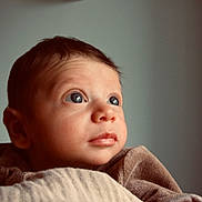 Jaden participe au concours pour gagner de l'argent avec cette photo : baby, infant, portrait, face, eyes, expression, skin, blanket, cozy, curious, closeup, child, young, person, indoors, soft_light, head, looking, cute, warm