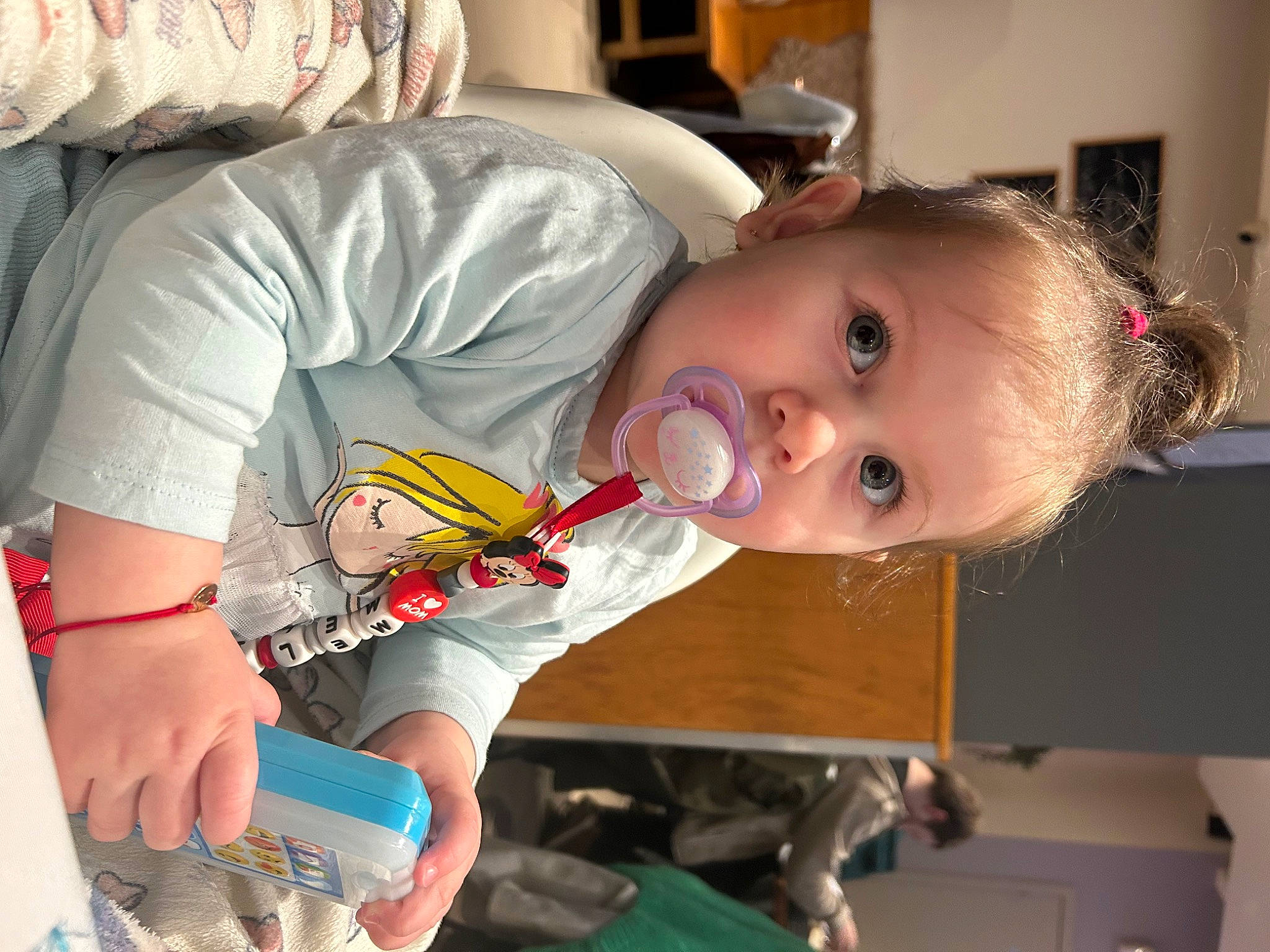 Melisa a rejoint le concours — aidez-le/la à gagner de superbes lots ! baby, baby_products, carmine, cheek, child, comfort, elbow, fun, hairstyle, mouth, nose, organ, person, room, sitting, skin, t_shirt, toddler, toy, under_exposed