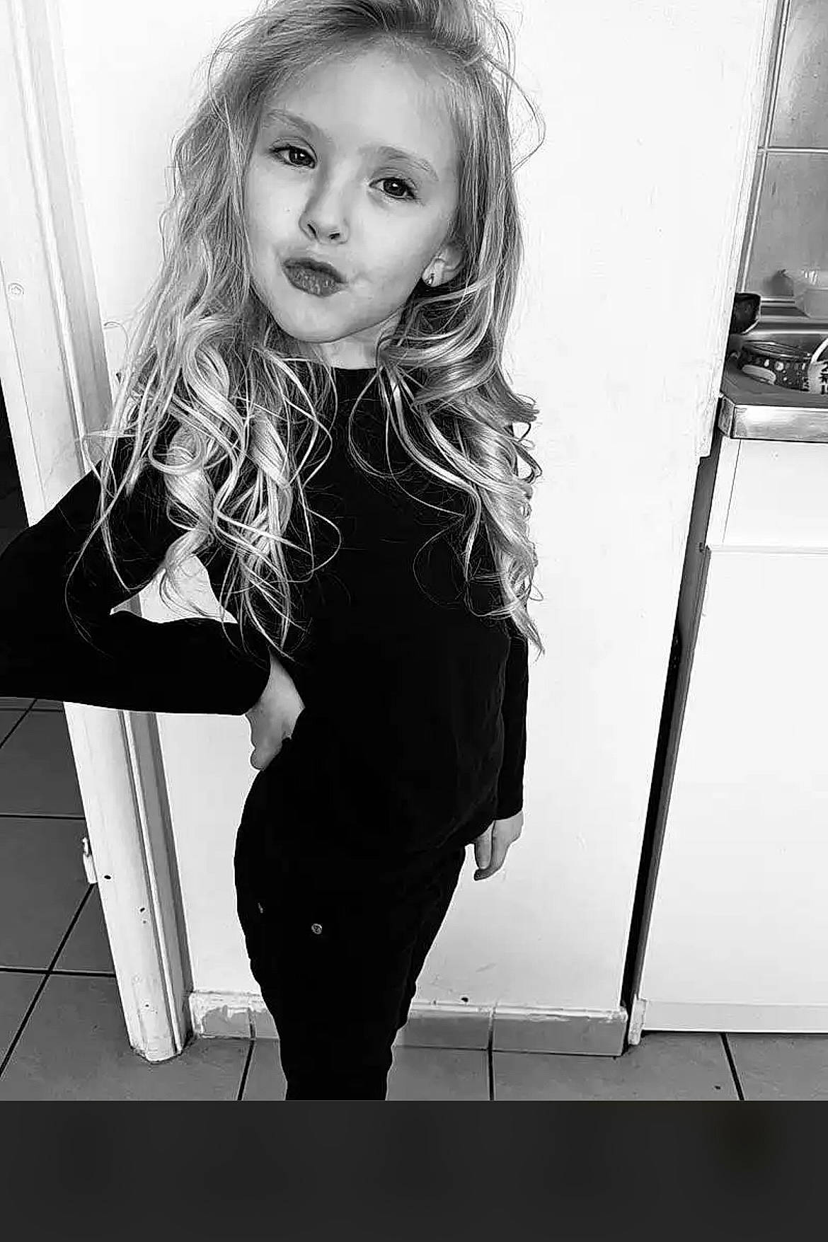 Ever participe au concours pour gagner de l'argent avec cette photo : beauty, black, black_and_white, blond, face, fashion_design, flash_photography, fun, gesture, hair, hairstyle, happy, head, human_leg, monochrome, monochrome_photography, person, standing, stock_photography, style