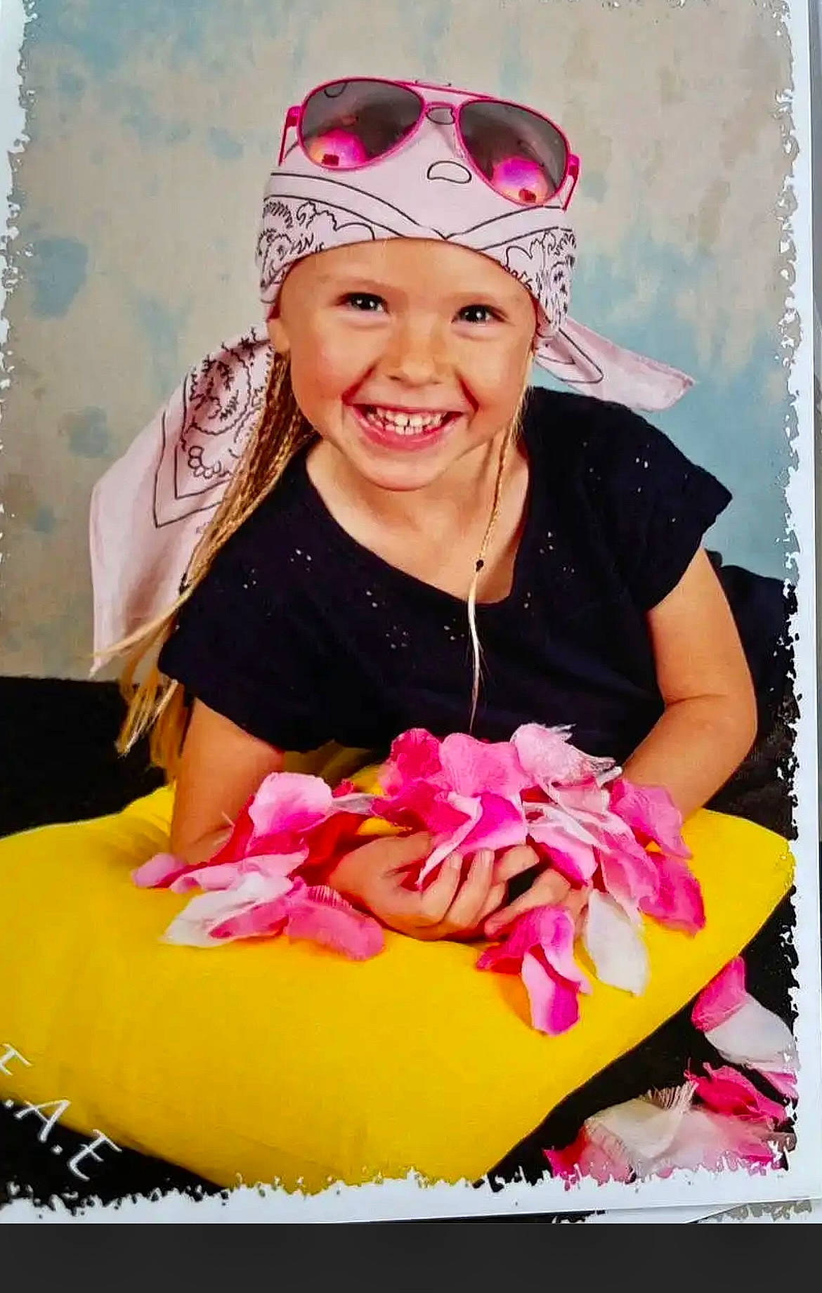 Ever participe au concours pour gagner de l'argent avec cette photo : beauty, cap, child, dress, event, facial_expression, fashion, flower, fun, happy, headgear, headpiece, headwear, joy, magenta, person, petal, pink, plant, rose