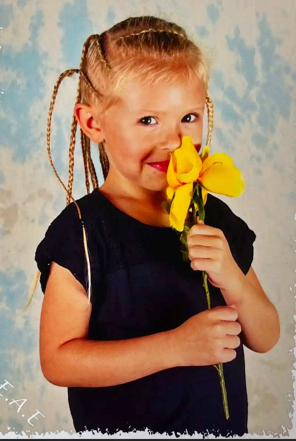 Ever participe au concours pour gagner de l'argent avec cette photo : arm, artificial_flower, audio_equipment, beauty, blond, bouquet, child, cut_flowers, fashion_accessory, flash_photography, floral_design, flower, flower_arranging, happy, jewellery, joy, neck, people_in_nature, person, petal