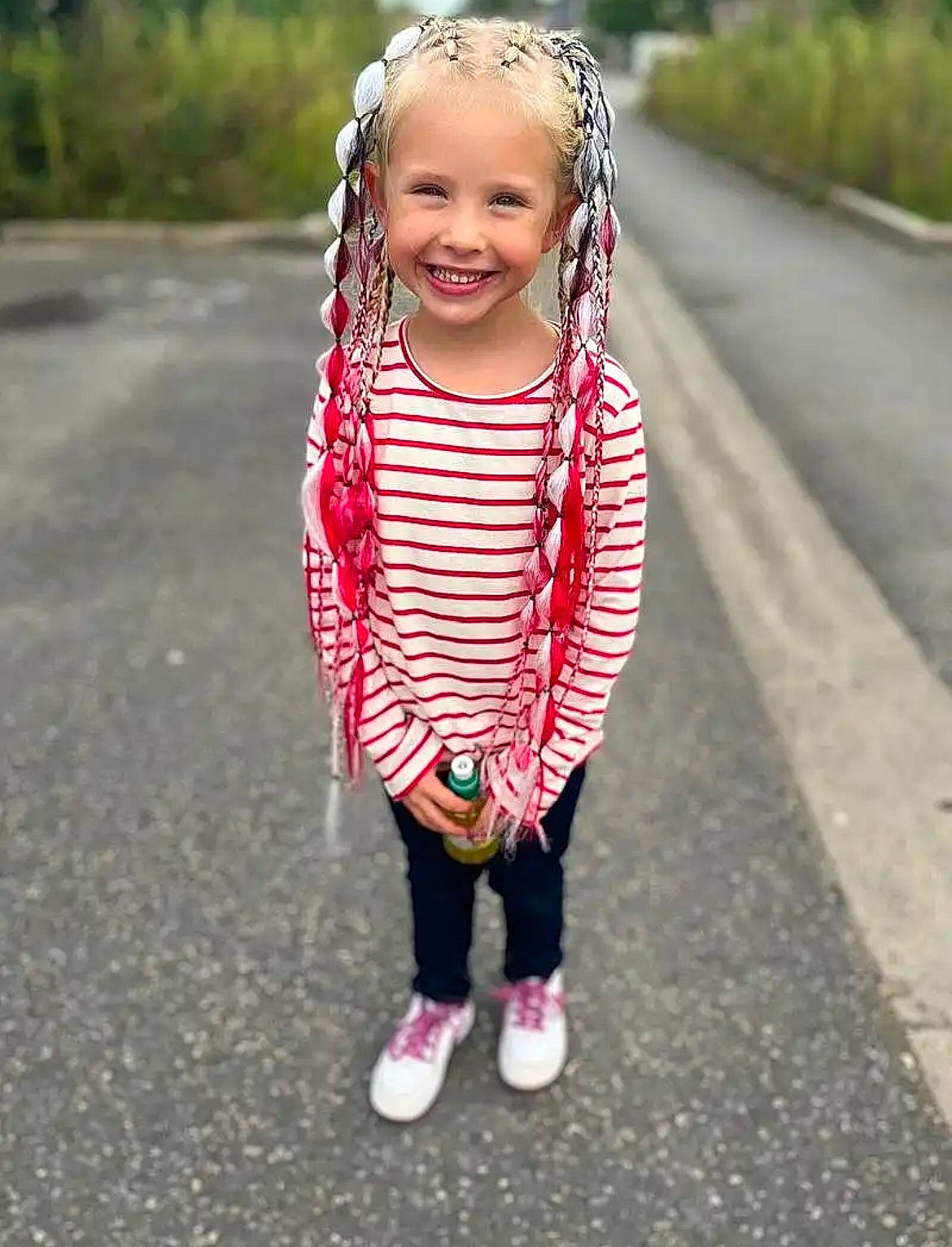 Ever a rejoint le concours — aidez-le/la à gagner de superbes lots ! asphalt, baby_toddler_clothing, child, eye, face, fashion_accessory, grass, hair, happy, head, joy, lip, pattern, people_in_nature, person, pink, plaid, plant, recreation, sleeve