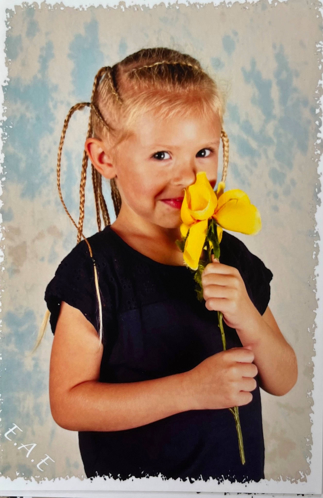 Ever participe au concours pour gagner de l'argent avec cette photo : bouquet, child, cut_flowers, fashion_accessory, floral_design, floristry, flower, flower_arranging, flowering_plant, gesture, hand, happy, jewellery, pedicel, people_in_nature, person, petal, plant, smile, t_shirt