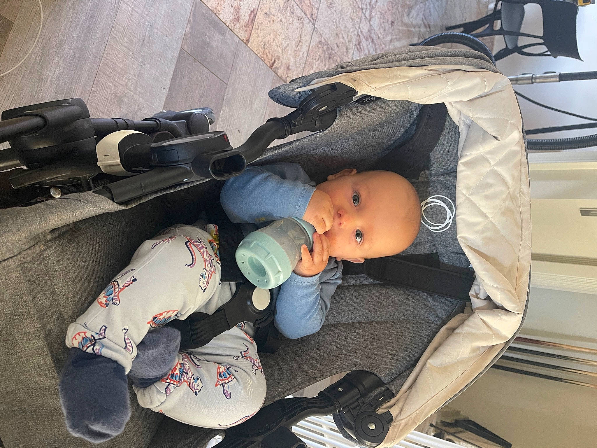 Lucien participe au concours pour gagner de l'argent avec cette photo : auto_part, baby, baby_carriage, baby_products, baby_safety, baby_toddler_clothing, car_seat, carmine, child, comfort, lap, person, personal_protective_equipment, sitting, toddler