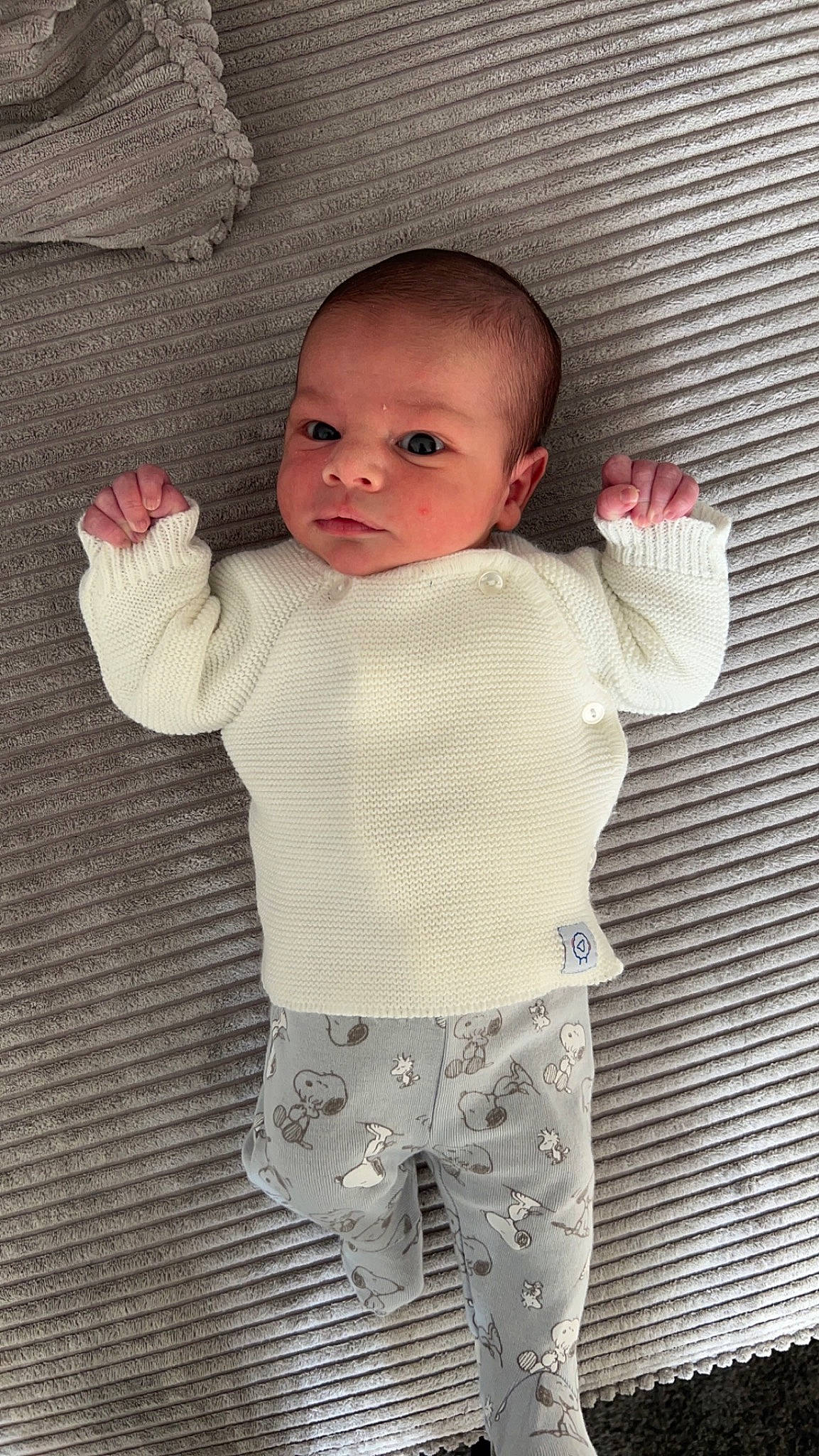 Ilyès participe au concours pour gagner de l'argent avec cette photo : baby, baby_toddler_clothing, cheek, child, comfort, face, flooring, gesture, head, human_body, iris, linens, nose, pattern, person, sleeve, t_shirt, textile, thumb, toddler