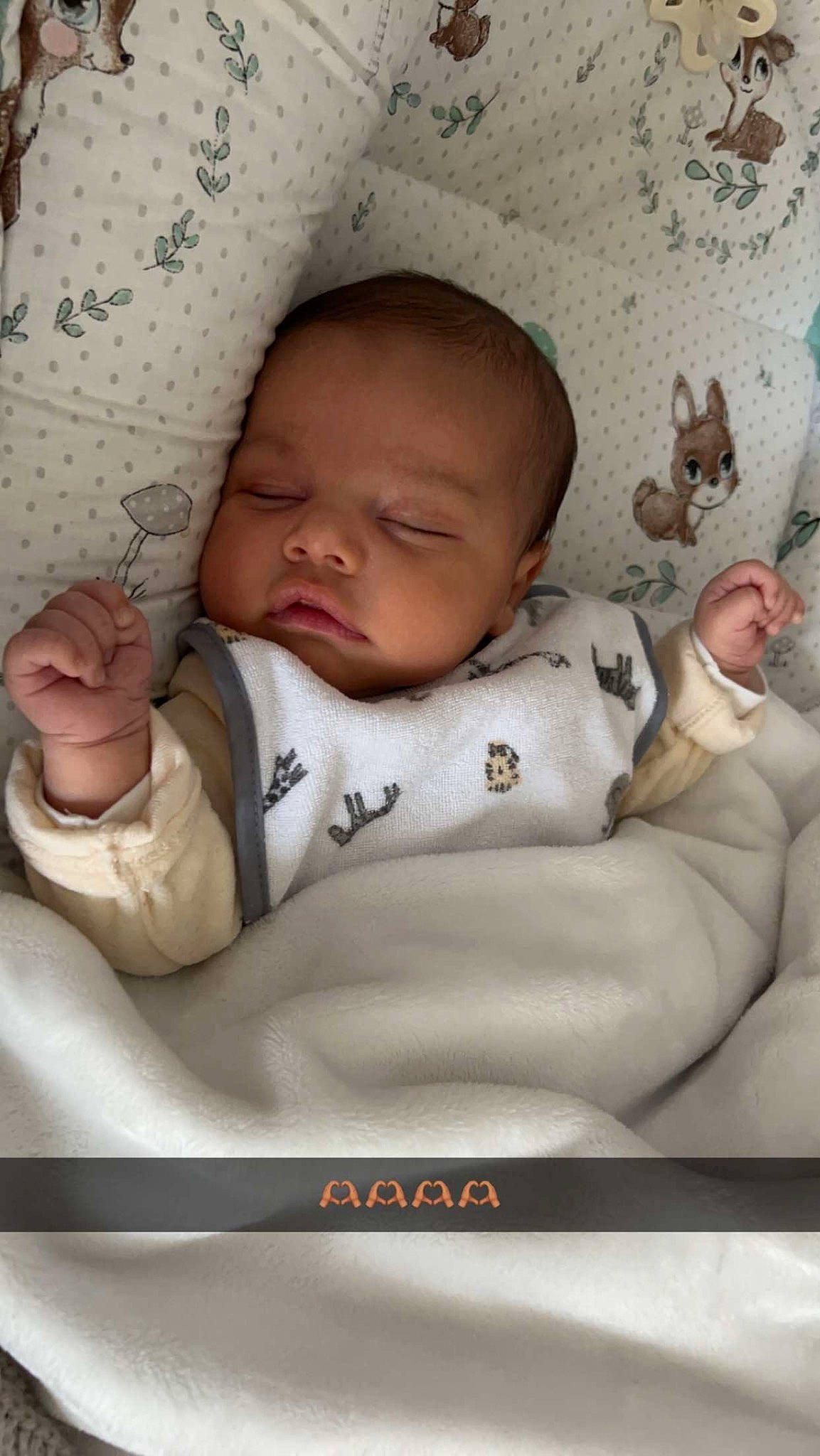 Ilyès participe au concours pour gagner de l'argent avec cette photo : baby, baby_products, baby_sleeping, baby_toddler_clothing, bedding, bedtime, cheek, child, comfort, finger, gesture, hand, happy, linens, mouth, nose, person, room, skin, textile