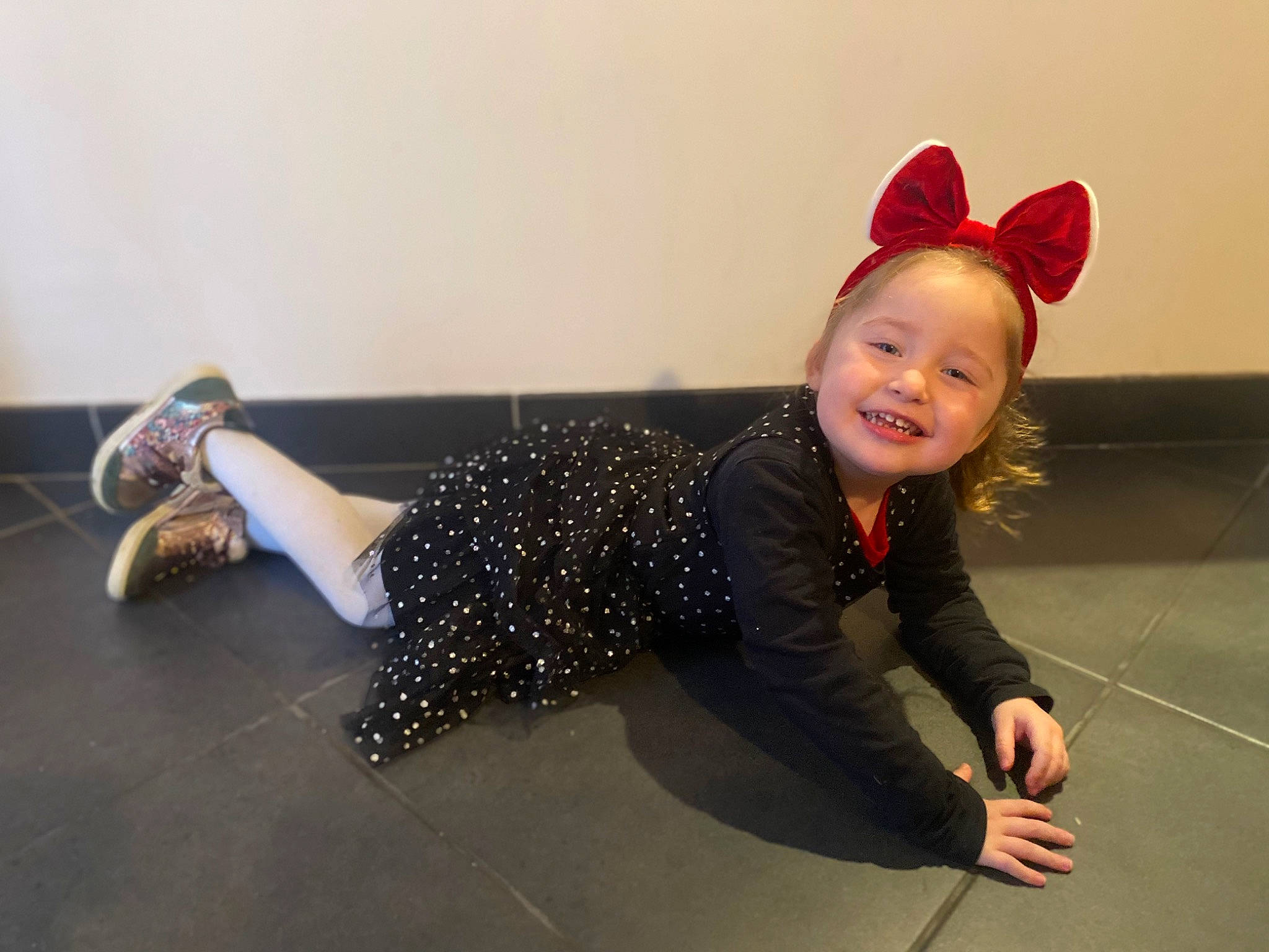 Marie-lou participe au concours pour gagner de l'argent avec cette photo : baby, child, entertainment, flash_photography, floor, flooring, foot, fun, happy, human_leg, joy, knee, performing_arts, person, sandal, sitting, sleeve, smile, sock, sportswear