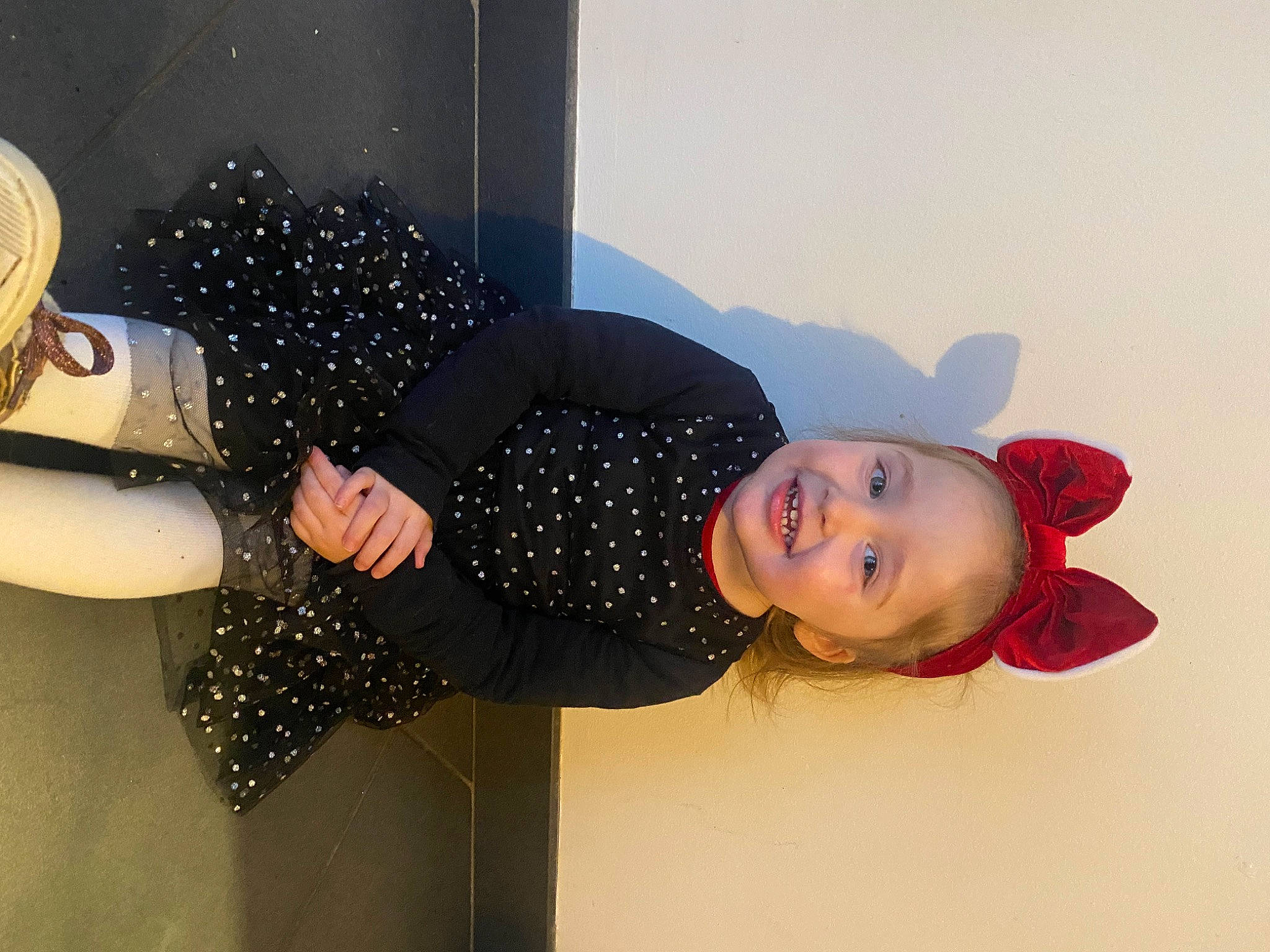 Marie-lou participe au concours pour gagner de l'argent avec cette photo : costume_hat, event, eyewear, fashion_accessory, fashion_design, fun, gesture, happy, hat, joy, party_supply, pattern, person, smile, sun_hat, toddler, wrist