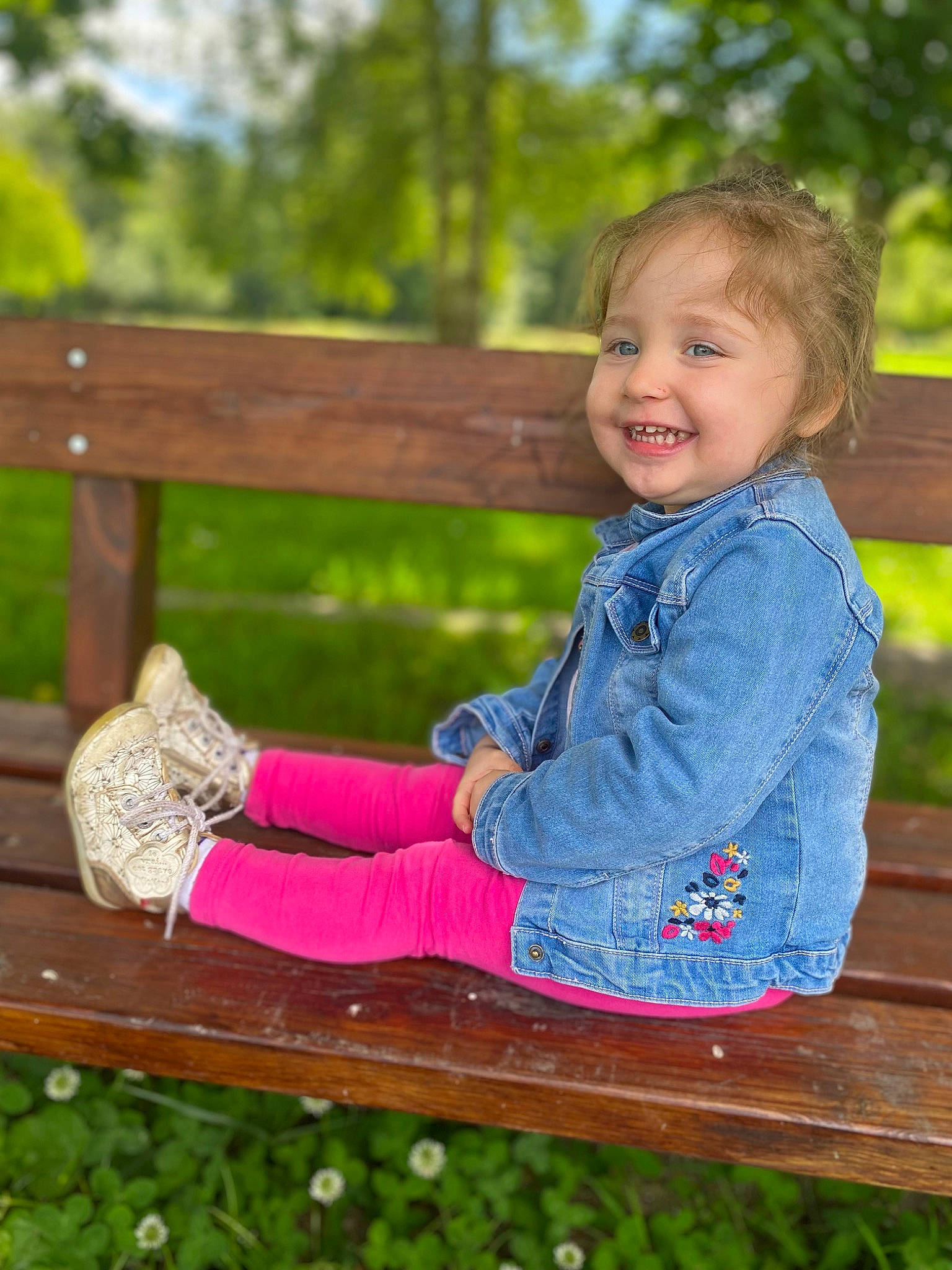 Marie-lou a rejoint le concours — aidez-le/la à gagner de superbes lots ! baby_toddler_clothing, blond, child, electric_blue, fun, grass, happy, joy, leaf, leisure, magenta, outerwear, people_in_nature, person, plant, recreation, sitting, smile, summer, toddler
