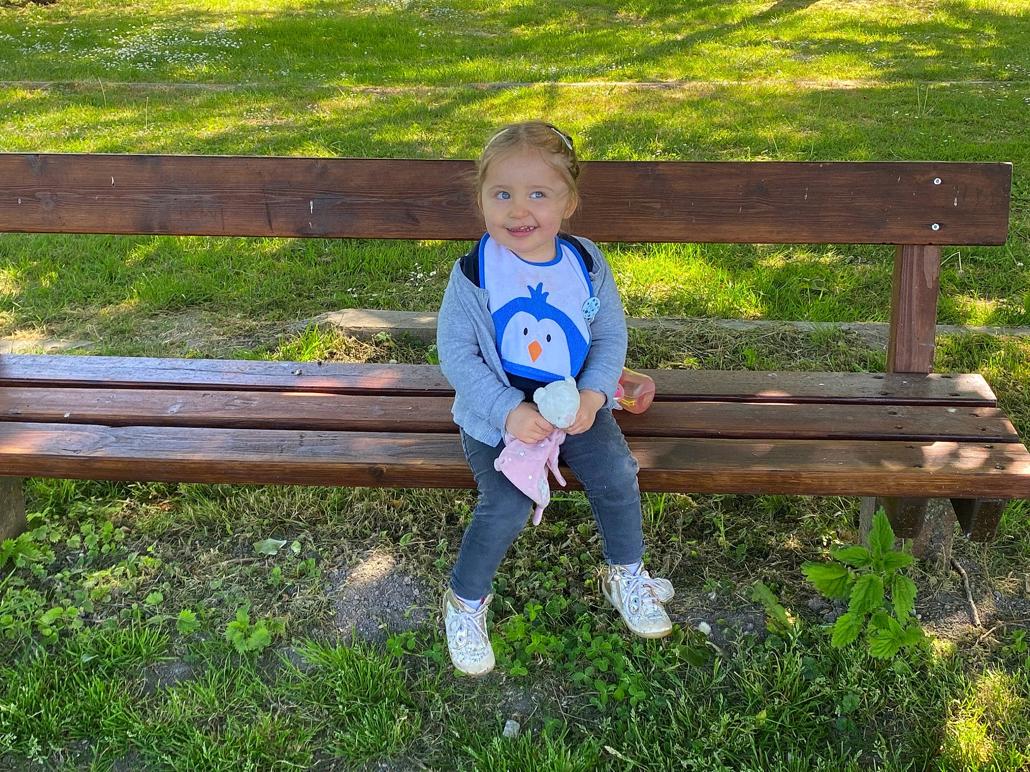 Marie-lou a rejoint le concours — aidez-le/la à gagner de superbes lots ! baby_toddler_clothing, bench, botany, electric_blue, furniture, grass, grass_family, happy, joy, leaf, leisure, nature, outdoor_bench, outdoor_furniture, people_in_nature, person, plant, sitting, smile, street_furniture