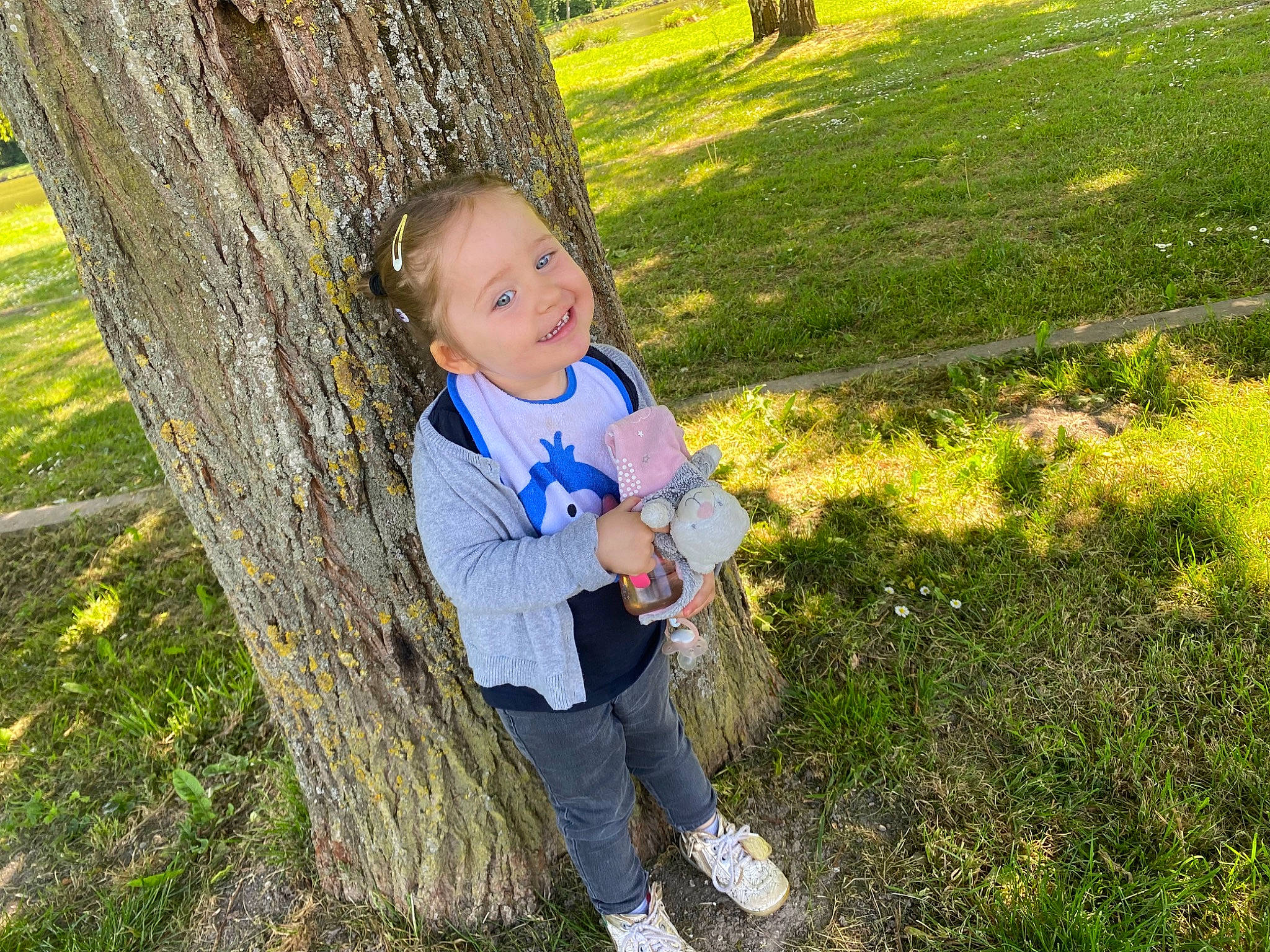 Marie-lou participe au concours pour gagner de l'argent avec cette photo : baby, baby_toddler_clothing, electric_blue, forest, fun, grass, grass_family, groundcover, happy, joy, leaf, leisure, natural_landscape, people_in_nature, person, plant, recreation, toddler, tree, trunk