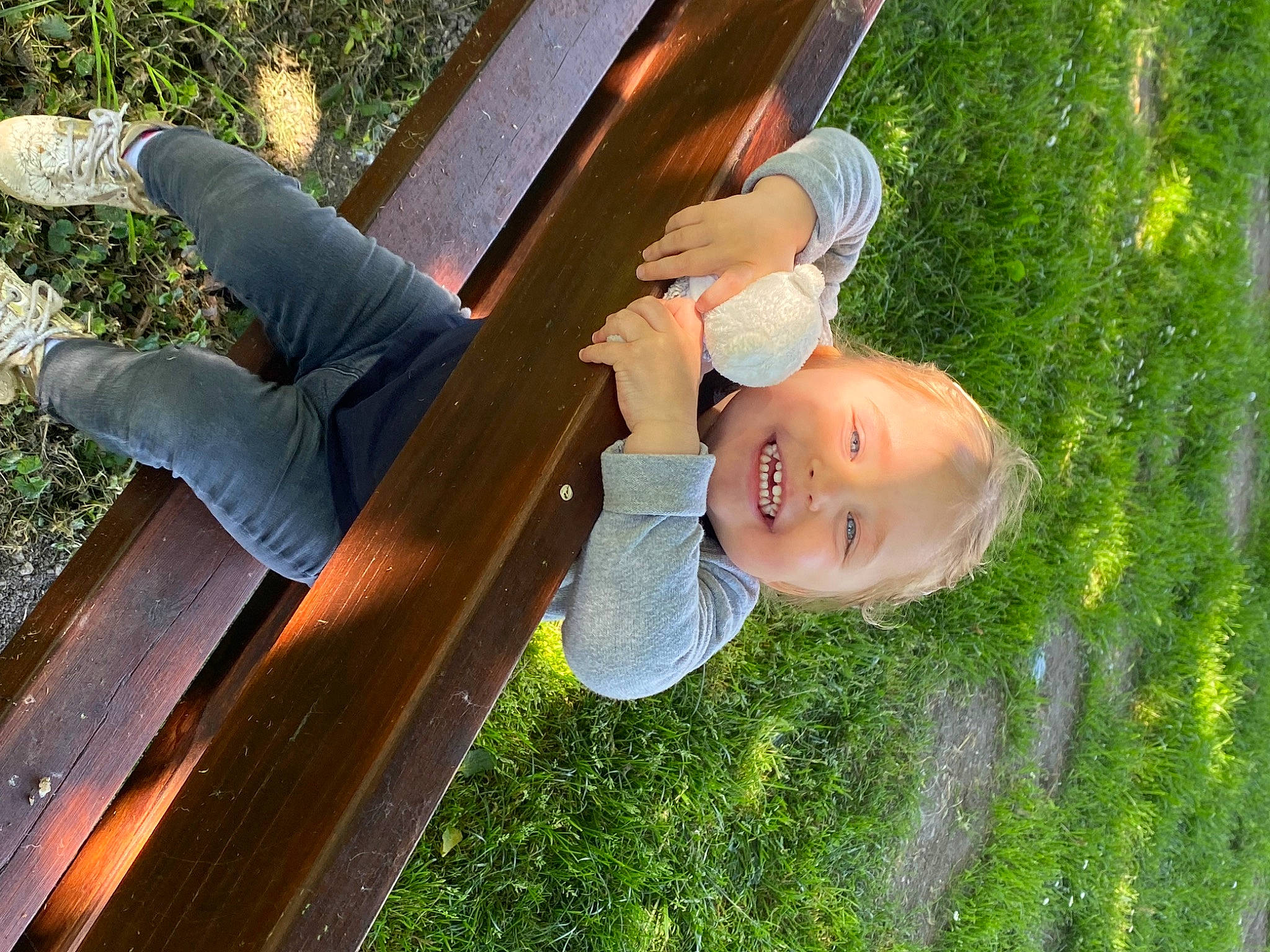 Marie-lou a rejoint le concours — aidez-le/la à gagner de superbes lots ! baby, child, fun, garden, grass, happy, hat, joy, leisure, people_in_nature, person, plant, recreation, sitting, smile, toddler, tree, wood, yard