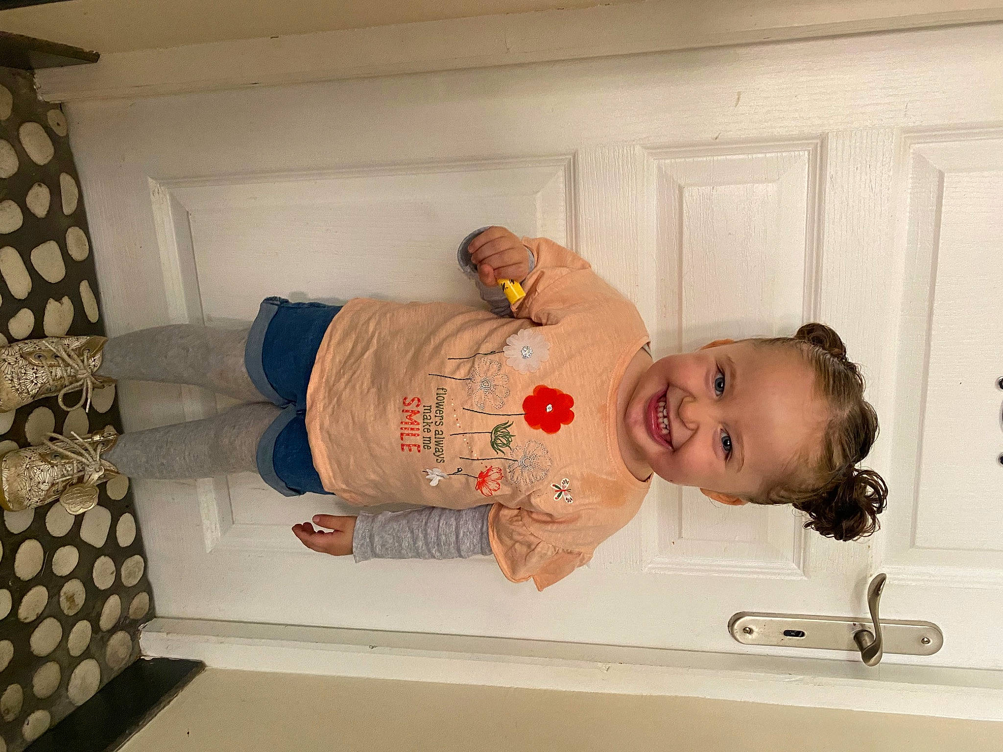 Marie-lou a rejoint le concours — aidez-le/la à gagner de superbes lots ! baby, baby_products, baby_toddler_clothing, child, comfort, curtain, door, floor, flooring, happy, hardwood, joy, linens, pattern, person, room, sleeve, smile, toddler, wood