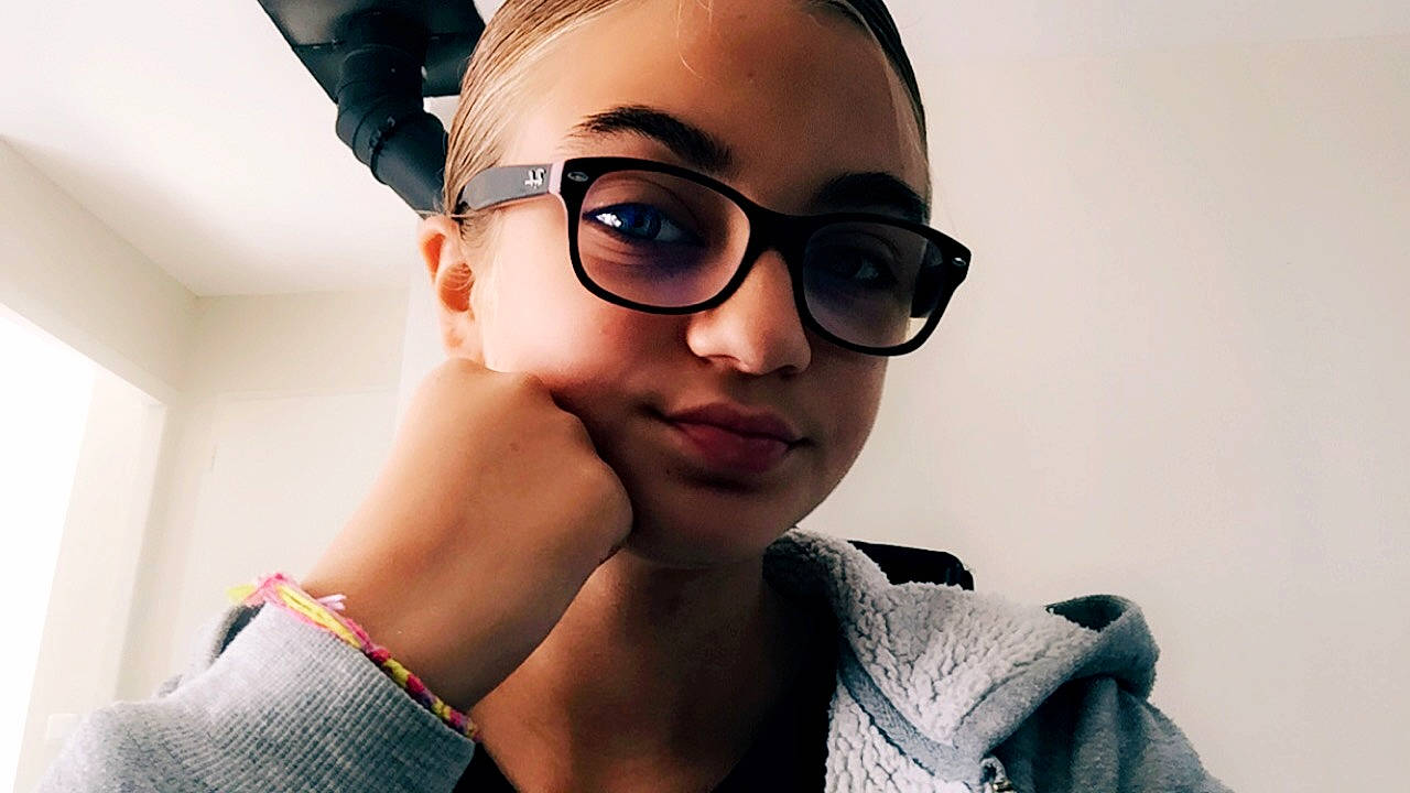 Jade participe au concours pour gagner de l'argent avec cette photo : beauty, black_hair, cheek, chin, cool, eye, eyebrow, eyewear, face, forehead, glasses, hair, hairstyle, lip, nose, person, photography, selfie, skin, smile