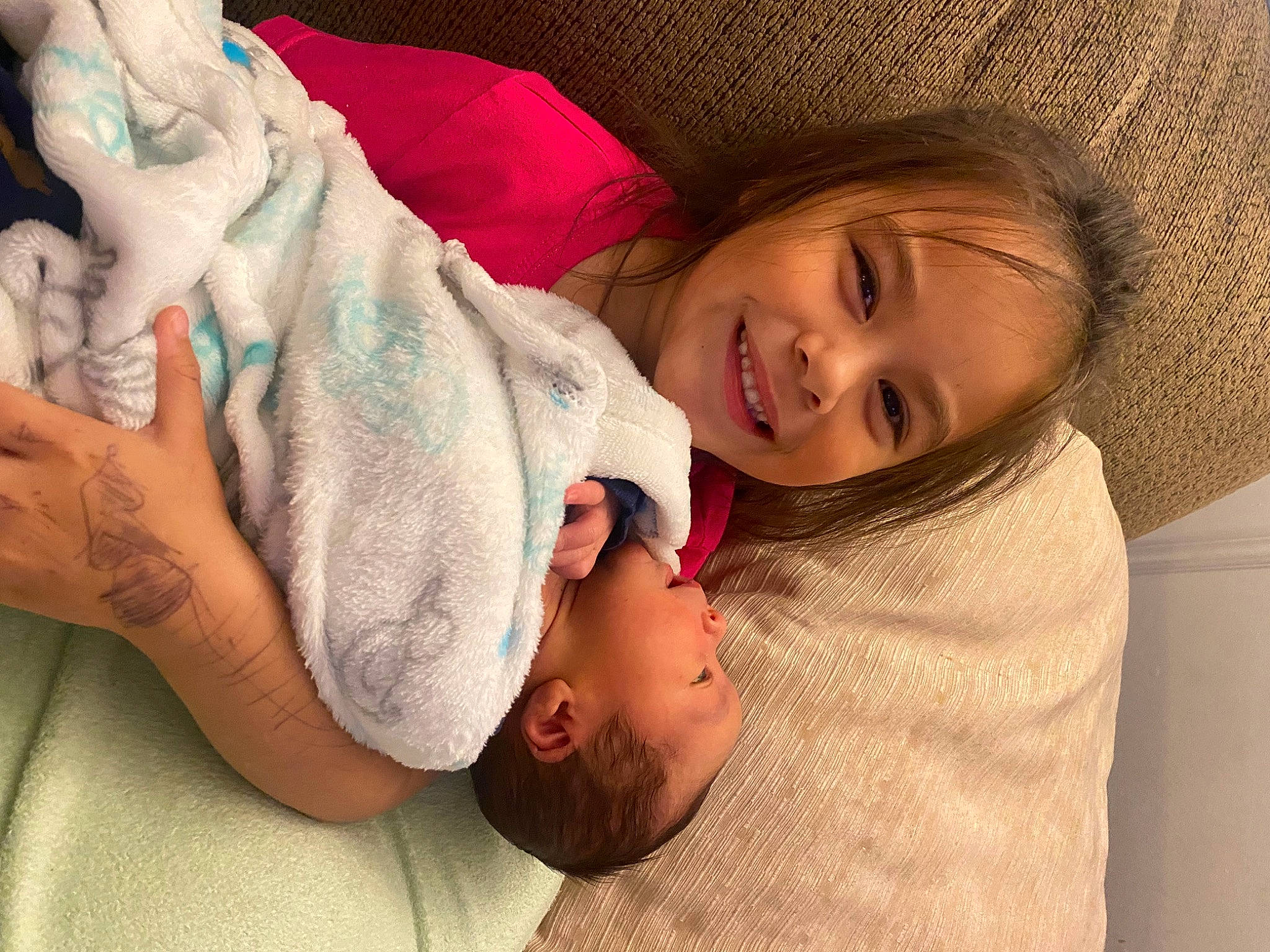 Katalya is registered to the contest to win money with this photo: arm, cheek, chin, comfort, eye, facial_expression, gesture, hand, happy, human_body, joint, joy, lip, mouth, muscle, neck, nose, person, skin, smile