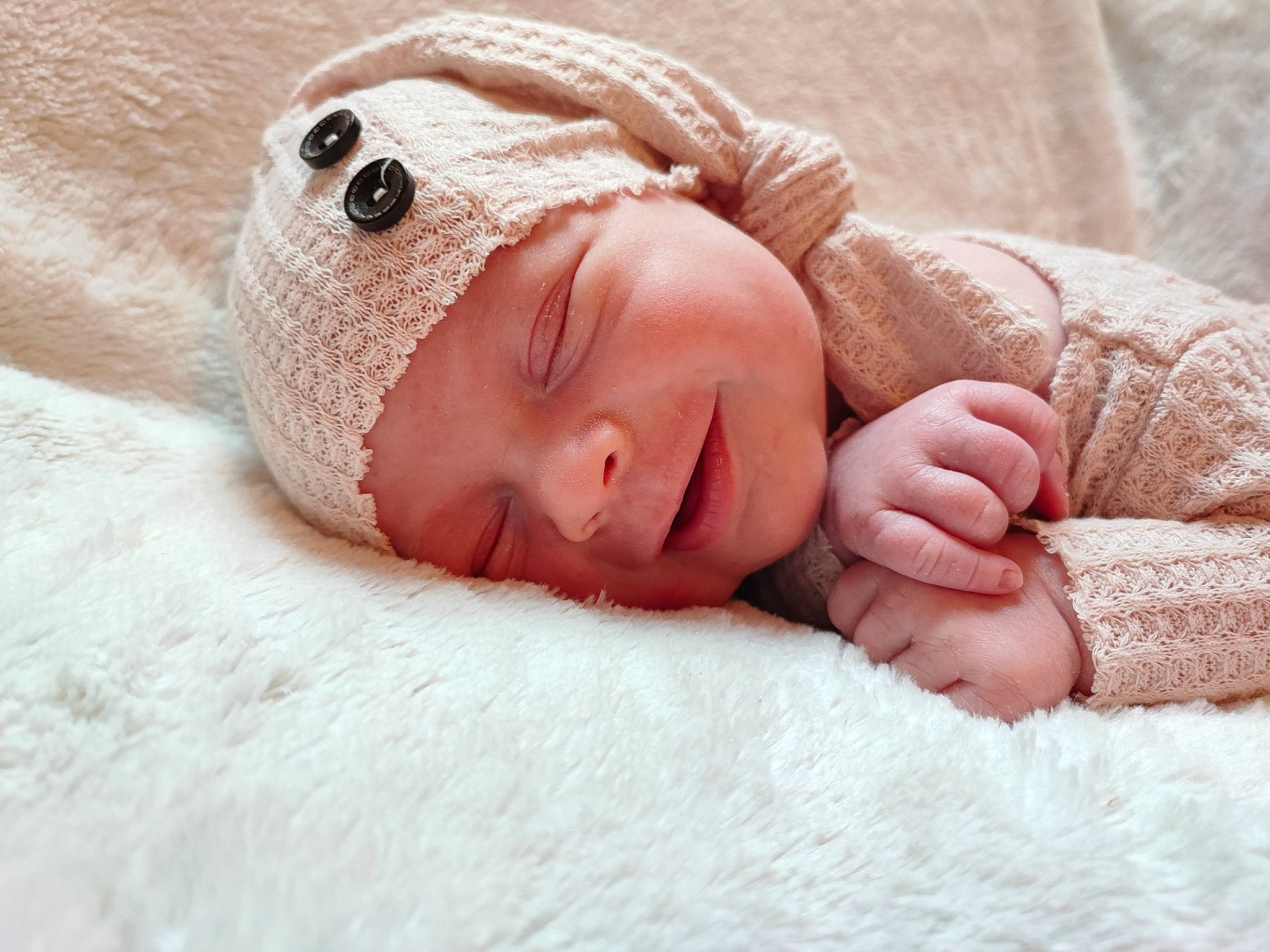 Jolan a rejoint le concours — aidez-le/la à gagner de superbes lots ! baby, baby_sleeping, baby_toddler_clothing, cap, comfort, event, eye, face, fashion_accessory, flesh, fur, gesture, head, headwear, linens, person, portrait_photography, skin, sleep, textile