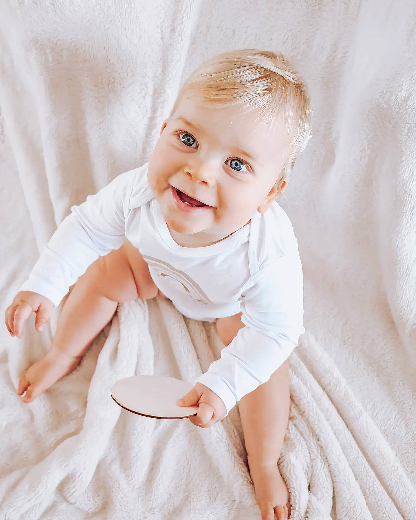 Jolan a rejoint le concours — aidez-le/la à gagner de superbes lots ! baby, baby_toddler_clothing, child, collar, comfort, day_dress, embellishment, flash_photography, gesture, happy, joy, one_piece_garment, pattern, peach, person, portrait_photography, product, sitting, skin, sleeve