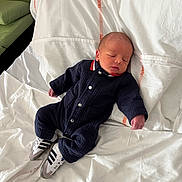 Léo participe au concours pour gagner de l'argent avec cette photo : baby, bed, clothing, cozy, cute, fabric, indoor, infant, newborn, onesie, peaceful, person, portrait, red_stripes, rest, sleeping, small, sneakers, soft_light, white_blanket